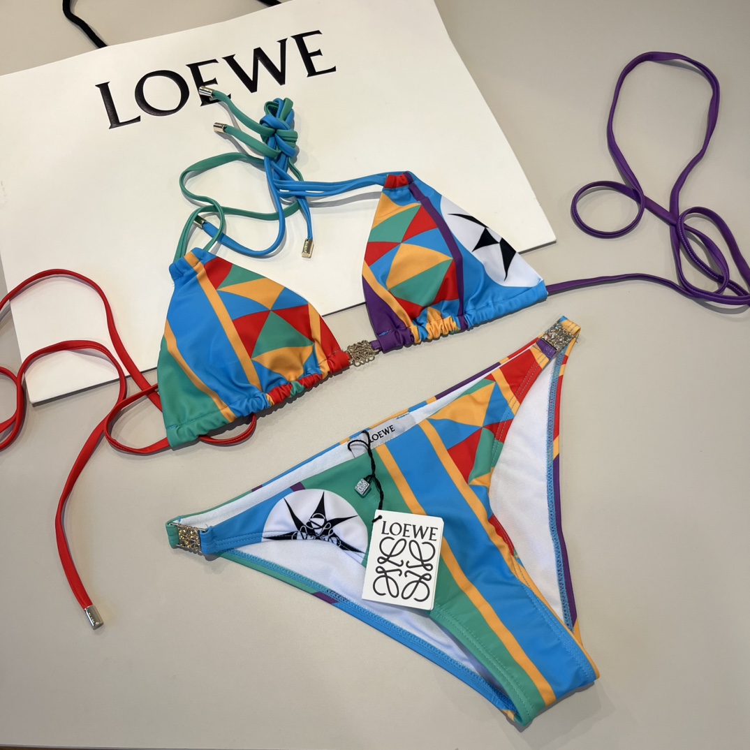 。
罗意威LOEWE新款比基尼泳衣👙❤️😍🥰适合多种场景的游泳衣🏊‍♀️海边 游泳池 温泉 水上乐园 漂