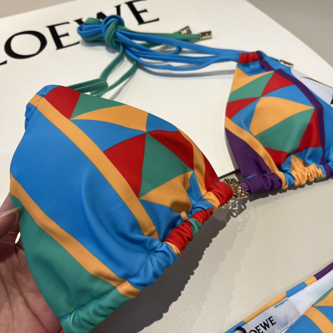 。
罗意威LOEWE新款比基尼泳衣👙❤️😍🥰适合多种场景的游泳衣🏊‍♀️海边 游泳池 温泉 水上乐园 漂