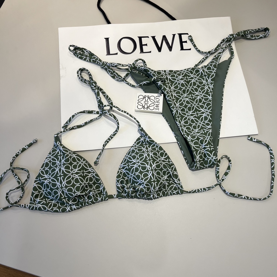 🆕
罗意威LOEWE新款比基尼泳衣👙❤️😍🥰适合多种场景的游泳衣🏊‍♀️海边 游泳池 温泉 水上乐园 