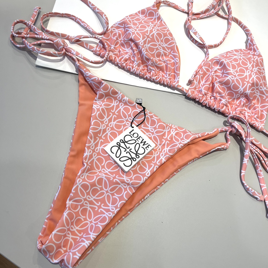  🆕
罗意威LOEWE新款比基尼泳衣👙❤️😍🥰适合多种场景的游泳衣🏊‍♀️海边 游泳池 温泉 水上乐园 