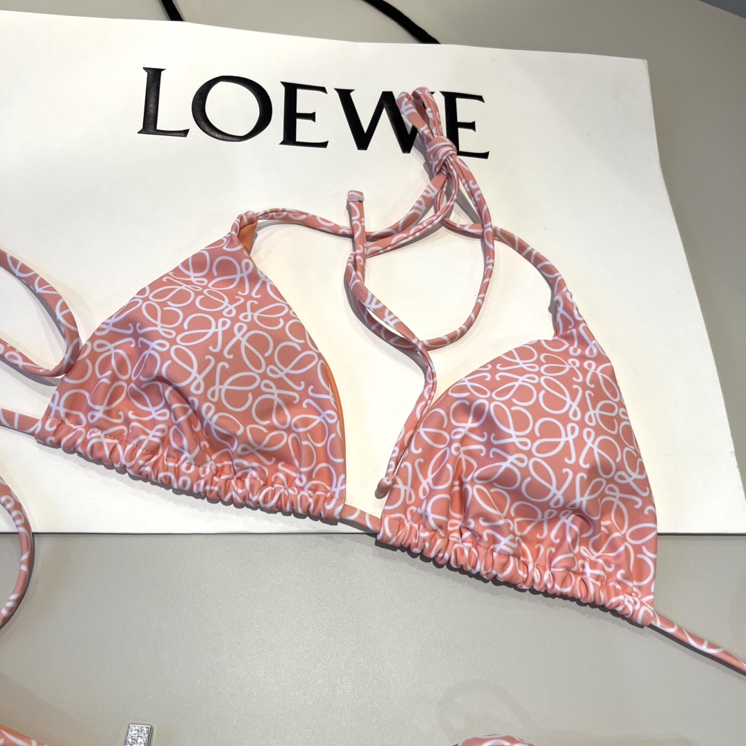  🆕
罗意威LOEWE新款比基尼泳衣👙❤️😍🥰适合多种场景的游泳衣🏊‍♀️海边 游泳池 温泉 水上乐园 