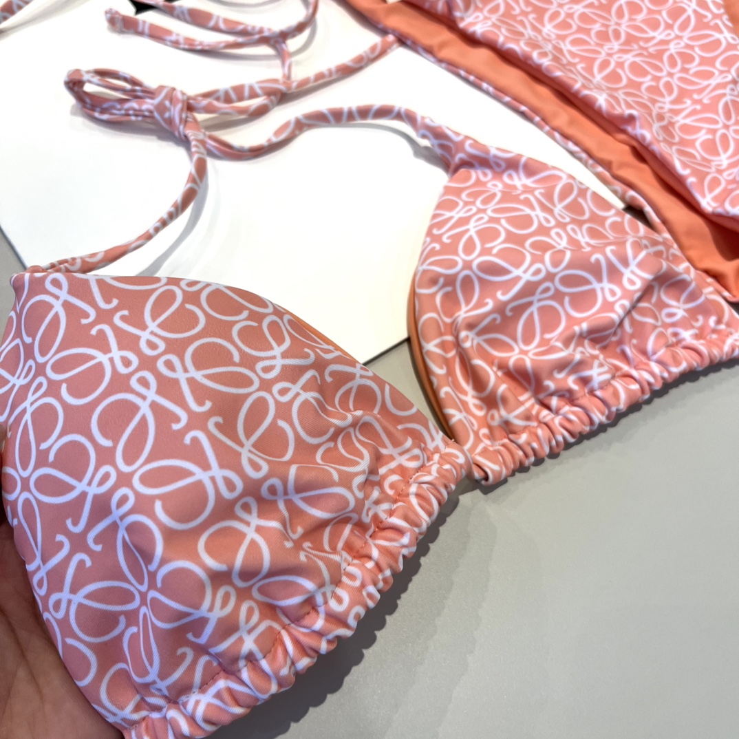  🆕
罗意威LOEWE新款比基尼泳衣👙❤️😍🥰适合多种场景的游泳衣🏊‍♀️海边 游泳池 温泉 水上乐园 