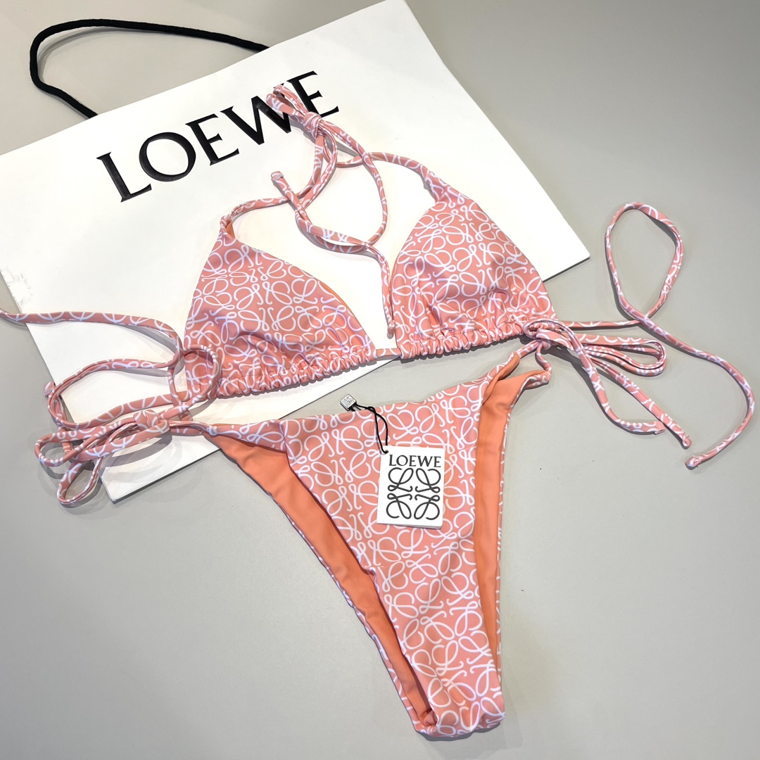  🆕
罗意威LOEWE新款比基尼泳衣👙❤️😍🥰适合多种场景的游泳衣🏊‍♀️海边 游泳池 温泉 水上乐园 