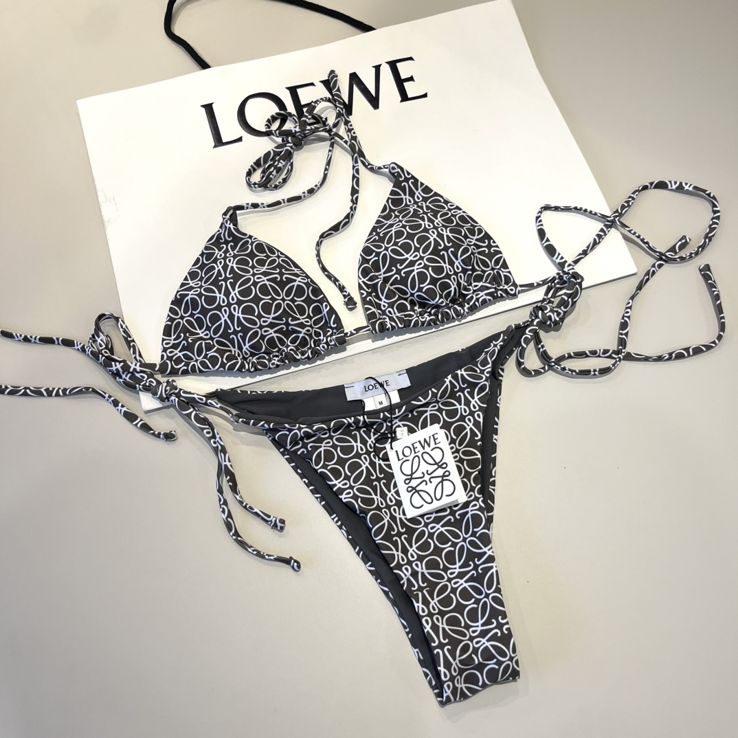  🆕
罗意威LOEWE新款比基尼泳衣👙❤️😍🥰适合多种场景的游泳衣🏊‍♀️海边 游泳池 温泉 水上乐园 