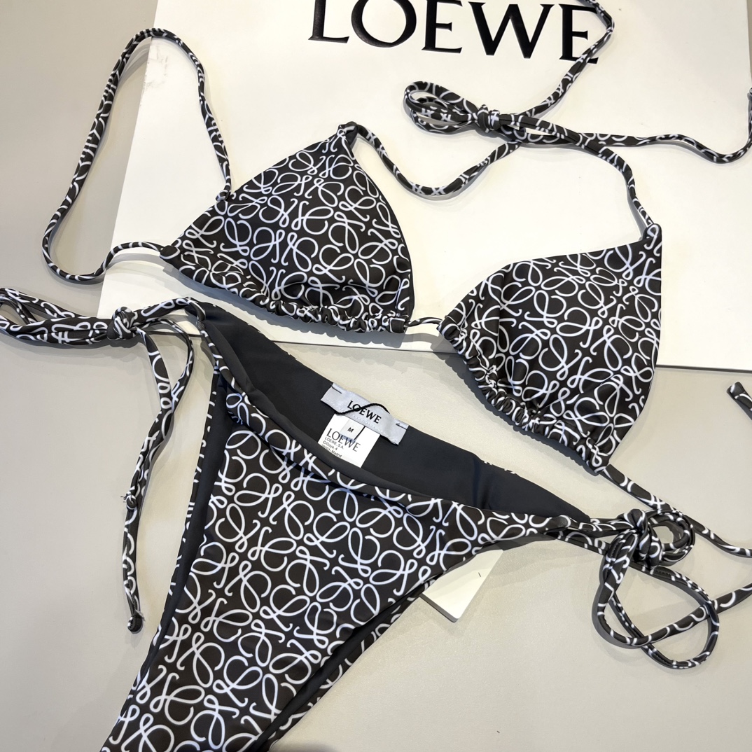  🆕
罗意威LOEWE新款比基尼泳衣👙❤️😍🥰适合多种场景的游泳衣🏊‍♀️海边 游泳池 温泉 水上乐园 