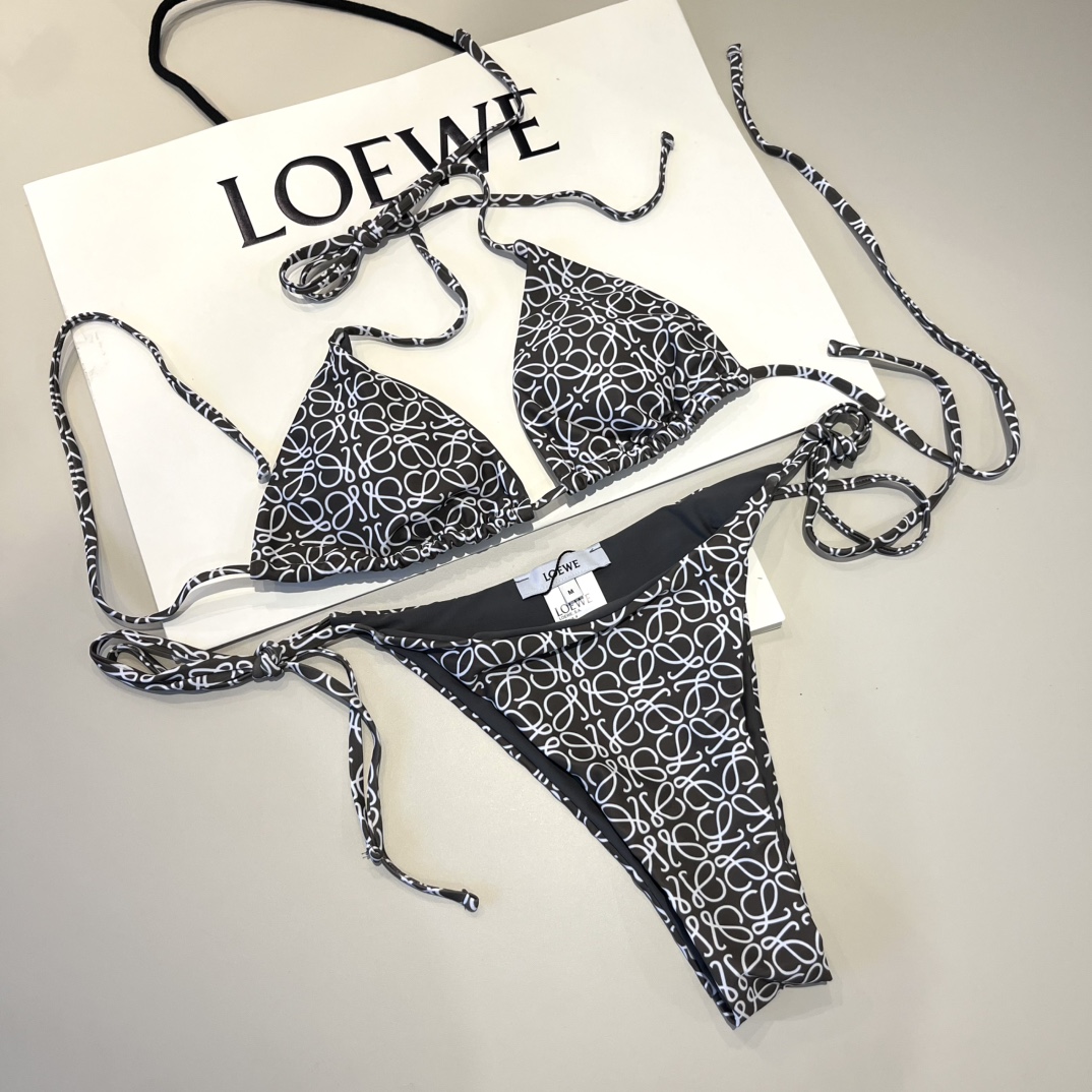  🆕
罗意威LOEWE新款比基尼泳衣👙❤️😍🥰适合多种场景的游泳衣🏊‍♀️海边 游泳池 温泉 水上乐园 