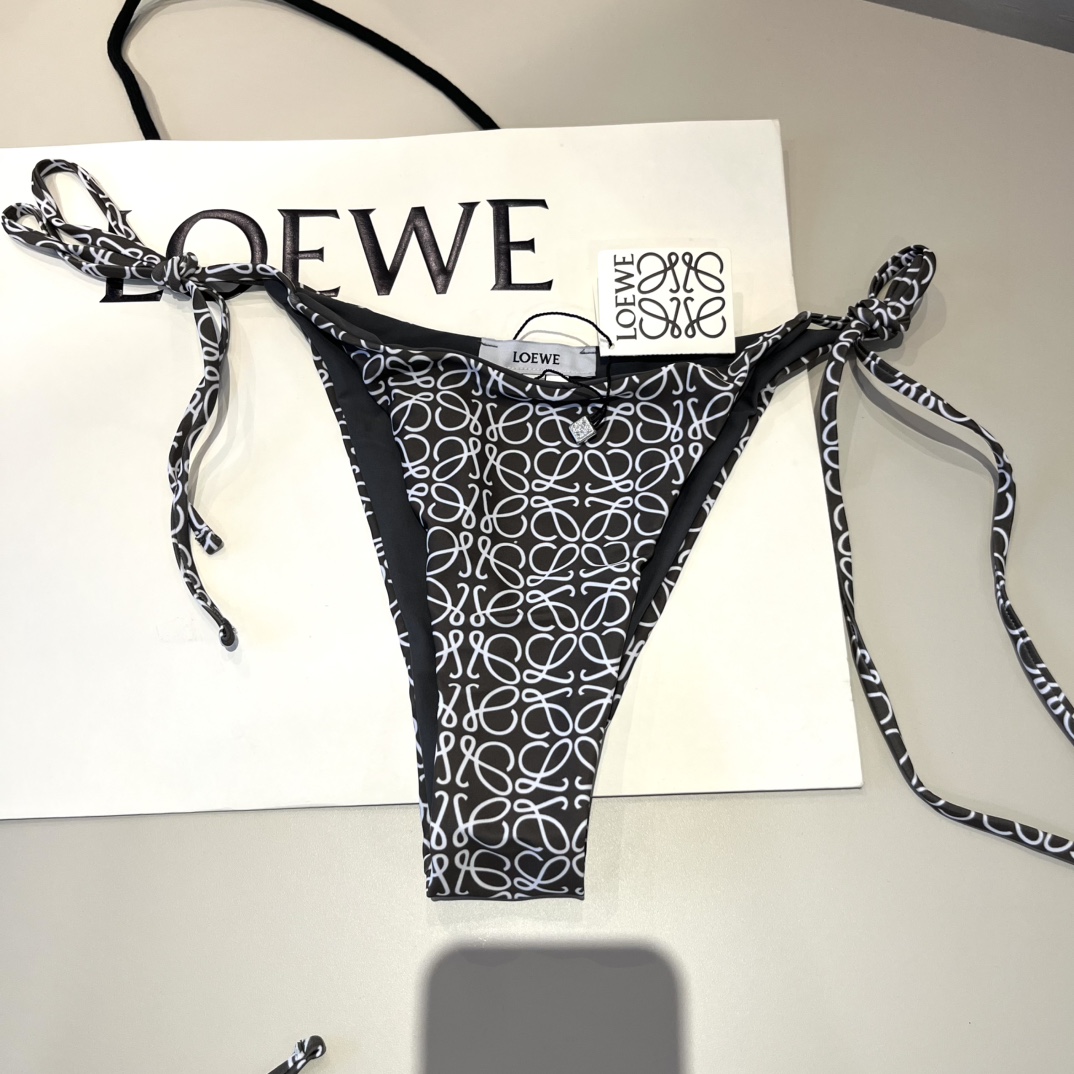  🆕
罗意威LOEWE新款比基尼泳衣👙❤️😍🥰适合多种场景的游泳衣🏊‍♀️海边 游泳池 温泉 水上乐园 
