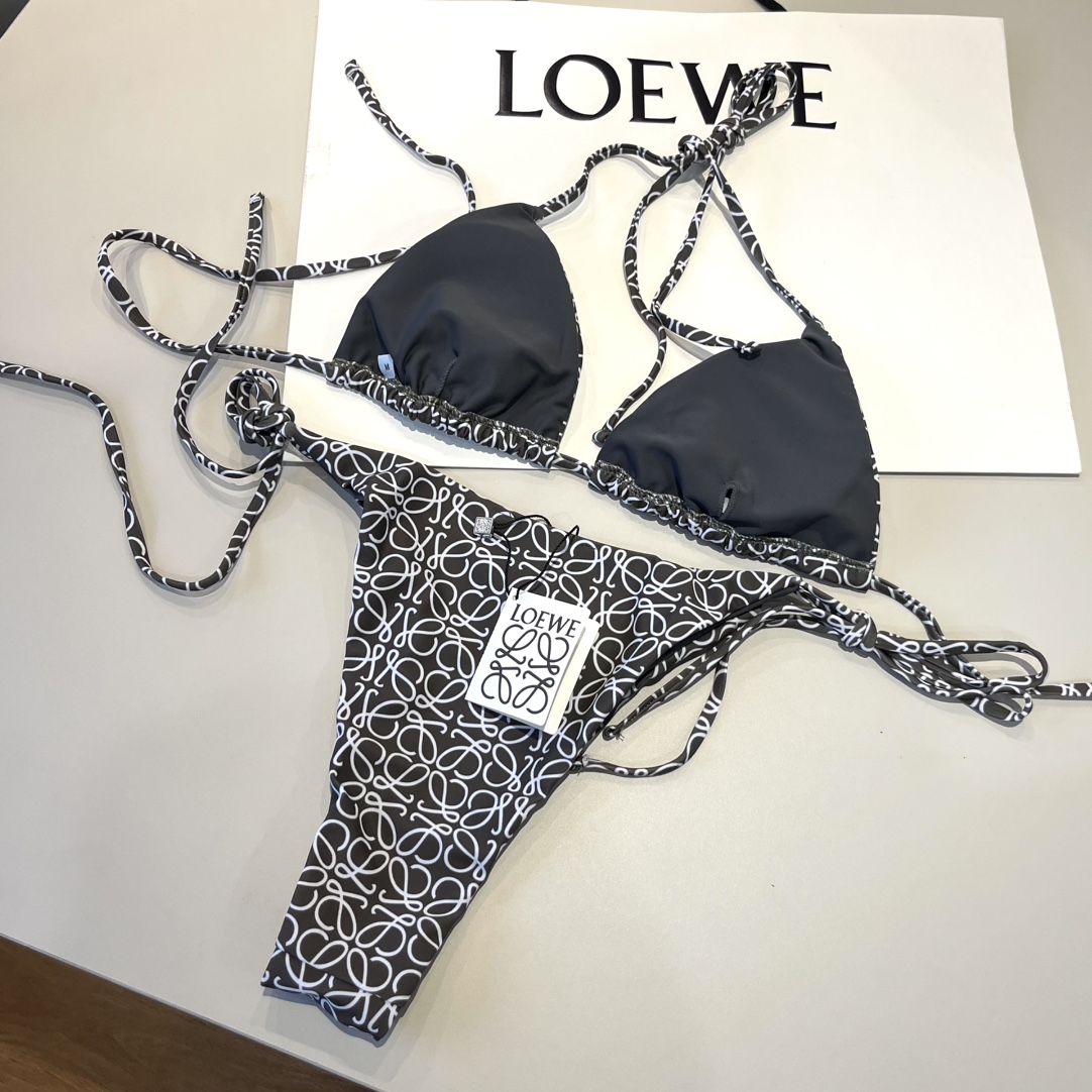  🆕
罗意威LOEWE新款比基尼泳衣👙❤️😍🥰适合多种场景的游泳衣🏊‍♀️海边 游泳池 温泉 水上乐园 