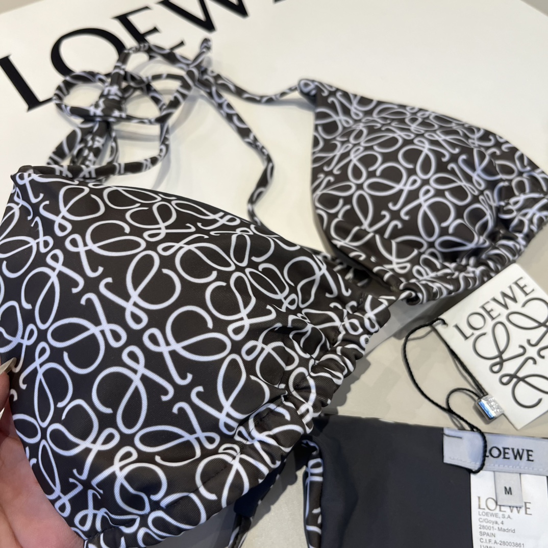  🆕
罗意威LOEWE新款比基尼泳衣👙❤️😍🥰适合多种场景的游泳衣🏊‍♀️海边 游泳池 温泉 水上乐园 