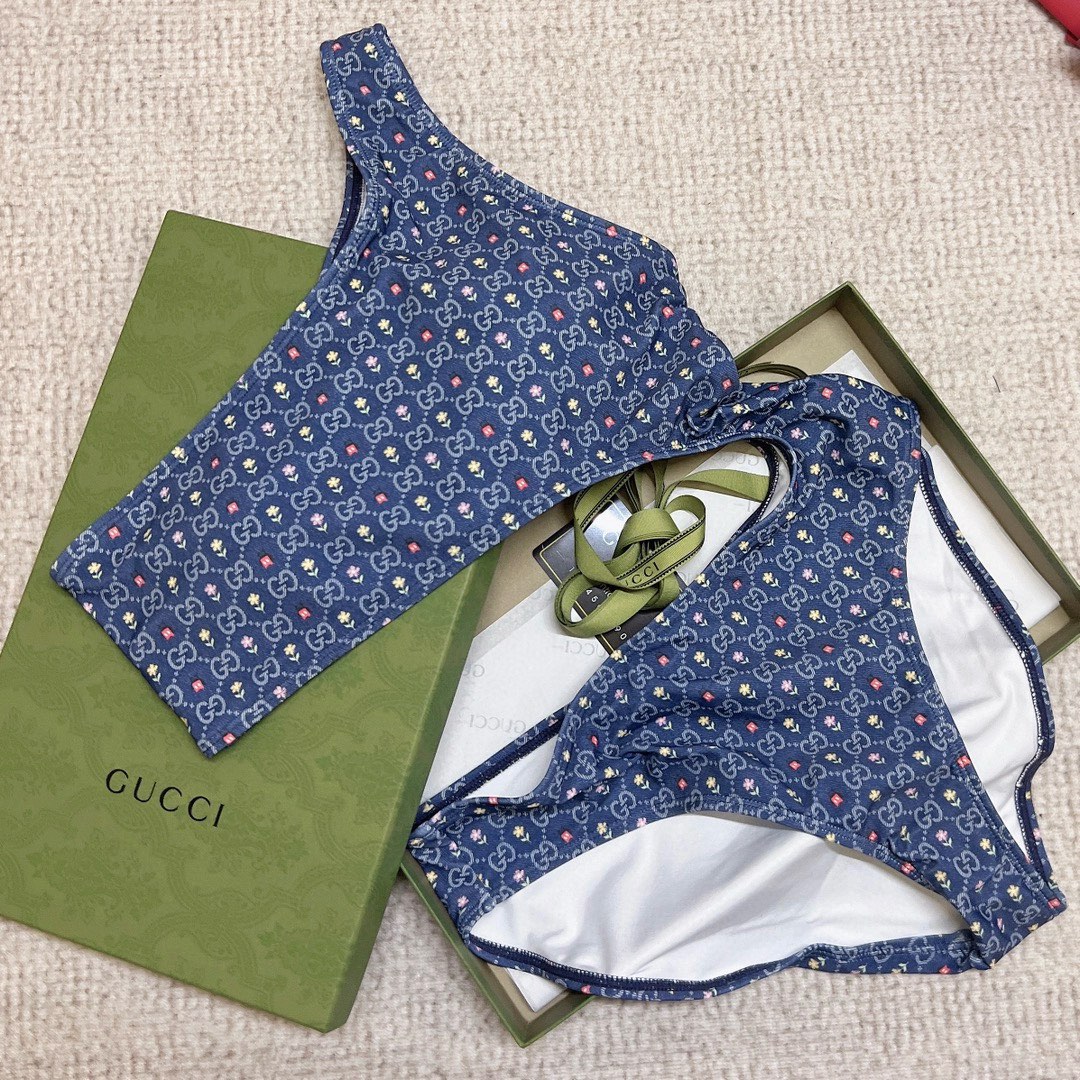 🆕
Gucci新款杏色连体泳衣（带胸垫）😍🥰适合多种场景的游泳衣🏊‍♀️海边 游泳池 温泉 水上乐园 