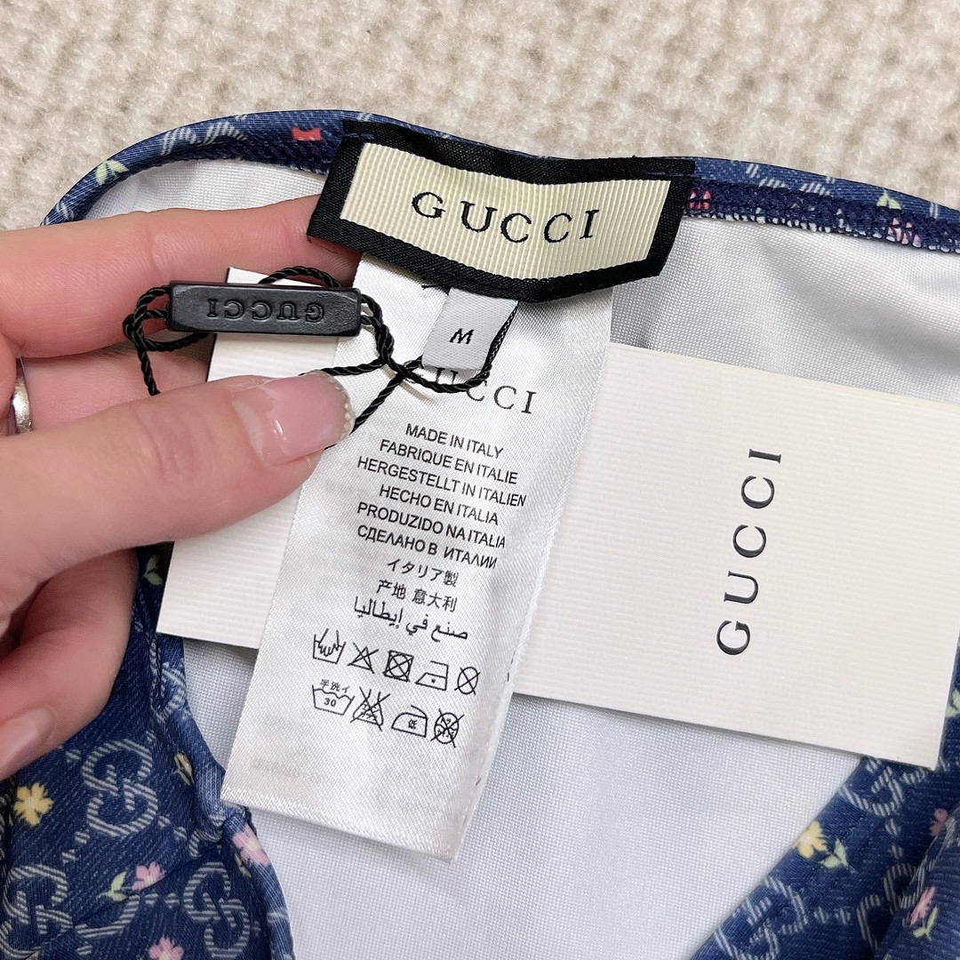  🆕
Gucci新款杏色连体泳衣（带胸垫）😍🥰适合多种场景的游泳衣🏊‍♀️海边 游泳池 温泉 水上乐园 