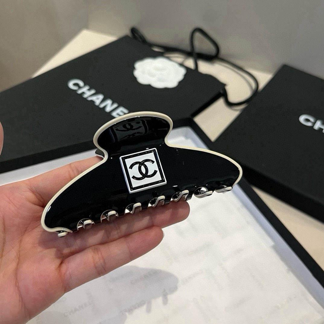 🆕

Chanel香奈儿发箍 经典小香发夹