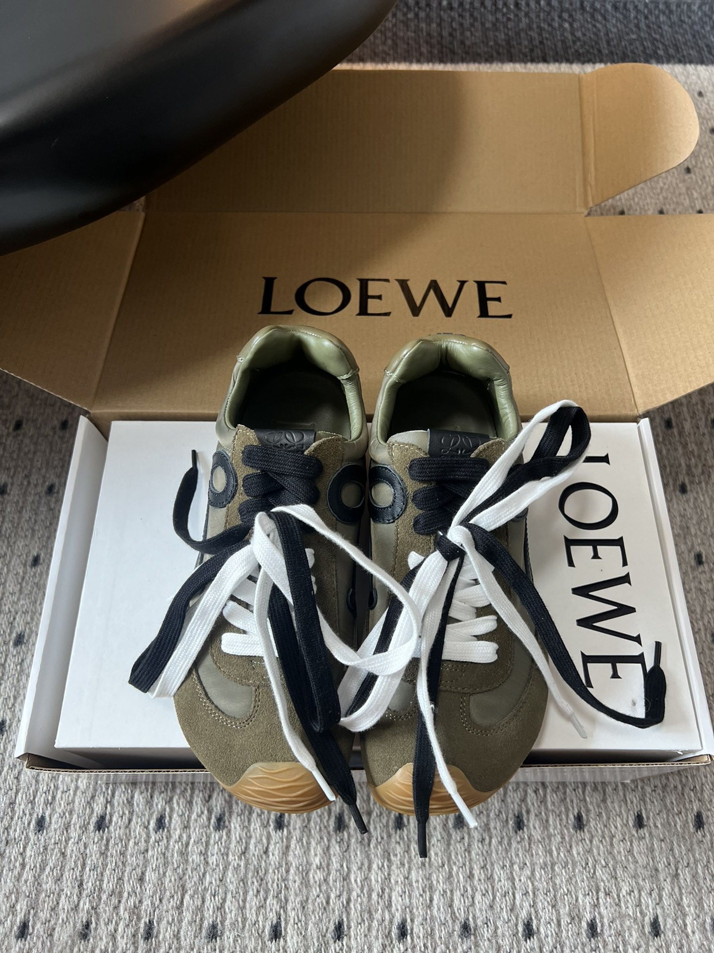 NO:448047,Loew* New Flow Runner 2.0 series new catwalk sneakers, new color matching retro series running shoes, babies who were planted by his family before. Don’t miss this style. Lightweight and comfortable new color matching. Super suitable for spring and summer outfits. The most special thing is its sole, the whole piece of sole runs through the toe, sole, and tail of the shoe. The obvious logo on the side. A super low-key sneaker. Calfskin/split nylon cloth/suede. Soft sheepskin. Outsole. EVA two-color combination rubber outsole. Size 35-45 (couple style, casual shoes/sports shoes, loewe, loewe, sneakers, cowhide, sheepskin, chamois leather.19860909罗意威 Loew* 全新Flow Runner2.0系列新款走秀运动鞋 全新配色复古系列跑鞋 之前被他家种草的宝宝.这次的款式千万不要错过.轻便舒适的全新颜色搭配.超级适合春夏穿搭 最特别的是它的大底,整片大底贯穿鞋头、鞋底、鞋尾 侧面明显的Logo 超低调的一款运动鞋 鞋面小牛皮/拼接尼龙布/麂皮 内里进口柔软绵羊皮 大底EVA双色组合橡胶大底 码数35-45（情侣款,休闲鞋/运动鞋,loewe,loewe,sneakers,cowhide,sheepskin,chamois leather,Women's Shoes