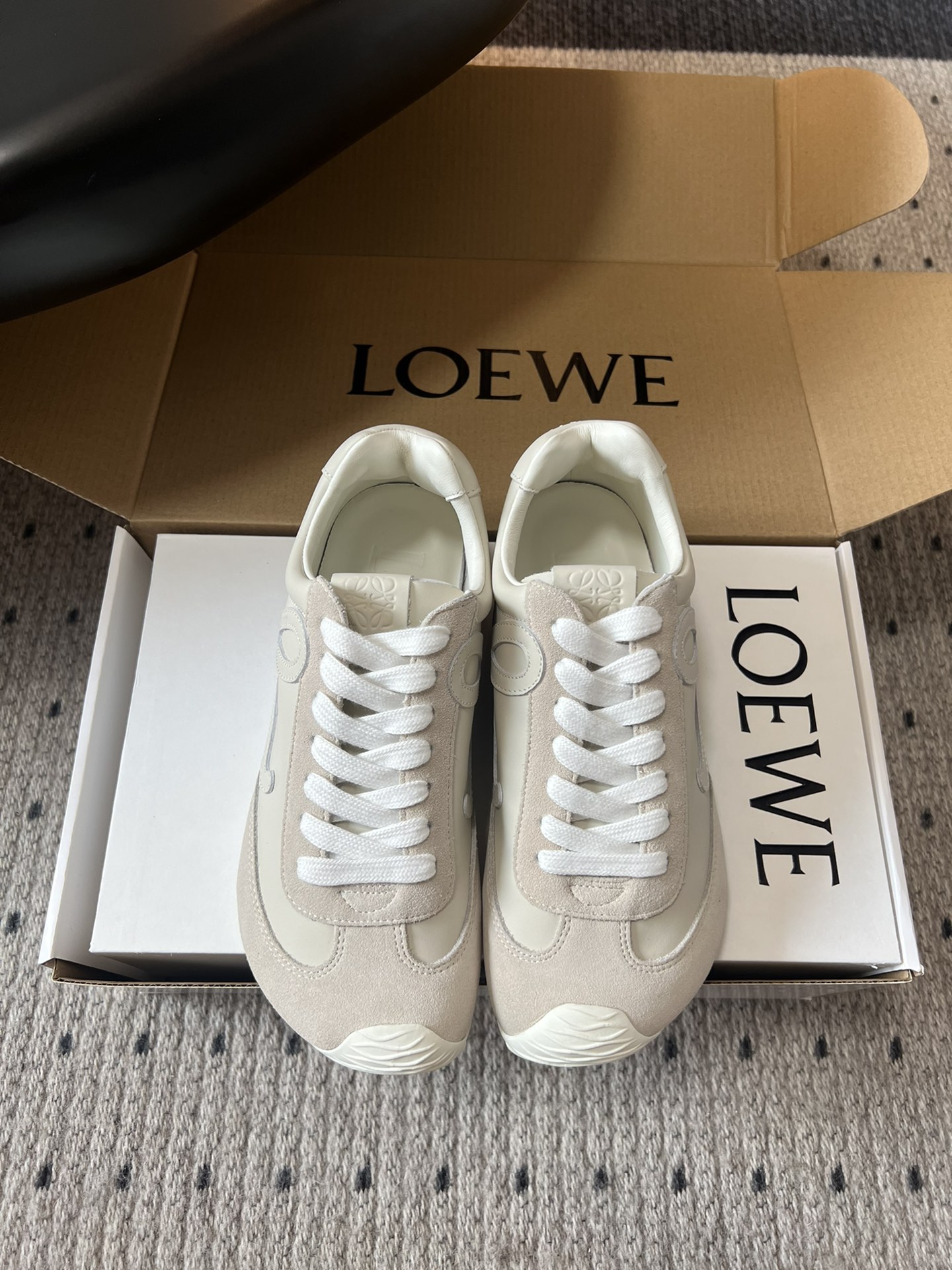 NO:446703,Top quality Loew* New Flow Runner 2.0 series new catwalk sneakers New color matching retro series running shoes Baby who was planted by his family before. Don’t miss this style. Lightweight and comfortable new color matching. Super suitable for spring and summer outfits. The most special thing is its outsole, the whole piece of outsole runs through the toe, sole, and tail of the shoe. The obvious logo on the side. A super low-key sneaker. Calfskin/split nylon cloth/suede. Soft sheepskin. Outsole. EVA two-color combination rubber outsole. Size 35-40. Casual shoes/sports shoes. Loewe, loewe, loewe, sneakers, cowhide, sheepskin, chamois leather.19860909顶级品质 罗意威 Loew* 全新Flow Runner2.0系列新款走秀运动鞋 全新配色复古系列跑鞋 之前被他家种草的宝宝.这次的款式千万不要错过.轻便舒适的全新颜色搭配.超级适合春夏穿搭 最特别的是它的大底,整片大底贯穿鞋头、鞋底、鞋尾 侧面明显的Logo 超低调的一款运动鞋 鞋面小牛皮/拼接尼龙布/麂皮 内里进口柔软绵羊皮 大底EVA双色组合橡胶大底 码数35-40,休闲鞋/运动鞋,loewe,loewe,sneakers,cowhide,sheepskin,chamois leather,Women's Shoes