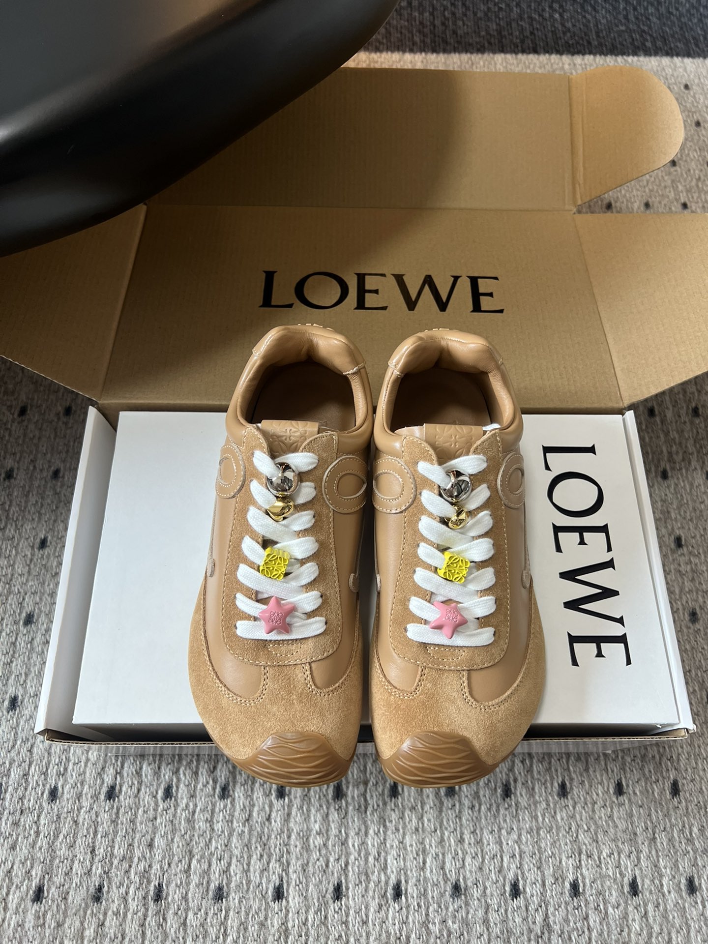 NO:494575,Top quality Loew* New Flow Runner 2.0 series new catwalk sneakers New color matching retro series running shoes Baby who was planted by his family before. Don’t miss this style. Lightweight and comfortable new color matching. Super suitable for spring and summer outfits. The most special thing is its outsole, the whole piece of outsole runs through the toe, sole, and tail of the shoe. The obvious logo on the side. A super low-key sneaker. Calfskin/split nylon cloth/suede. Soft sheepskin. Outsole. EVA two-color combination rubber outsole. Size 35-45 (couple style, casual shoes/sports shoes, loewe, loewe, sneakers, cowhide, sheepskin, chamois leather.19860909顶级品质 罗意威 Loew* 全新Flow Runner2.0系列新款走秀运动鞋 全新配色复古系列跑鞋 之前被他家种草的宝宝.这次的款式千万不要错过.轻便舒适的全新颜色搭配.超级适合春夏穿搭 最特别的是它的大底,整片大底贯穿鞋头、鞋底、鞋尾 侧面明显的Logo 超低调的一款运动鞋 鞋面小牛皮/拼接尼龙布/麂皮 内里进口柔软绵羊皮 大底EVA双色组合橡胶大底 码数35-45（情侣款,休闲鞋/运动鞋,loewe,loewe,sneakers,cowhide,sheepskin,chamois leather,Women's Shoes