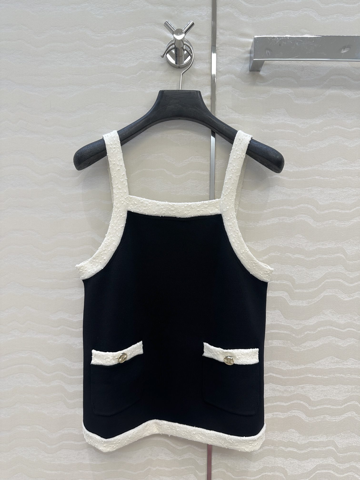 Coco25p Zwart-Wit Gebreide Top met Zakken - Stijlvol en Comfortabel