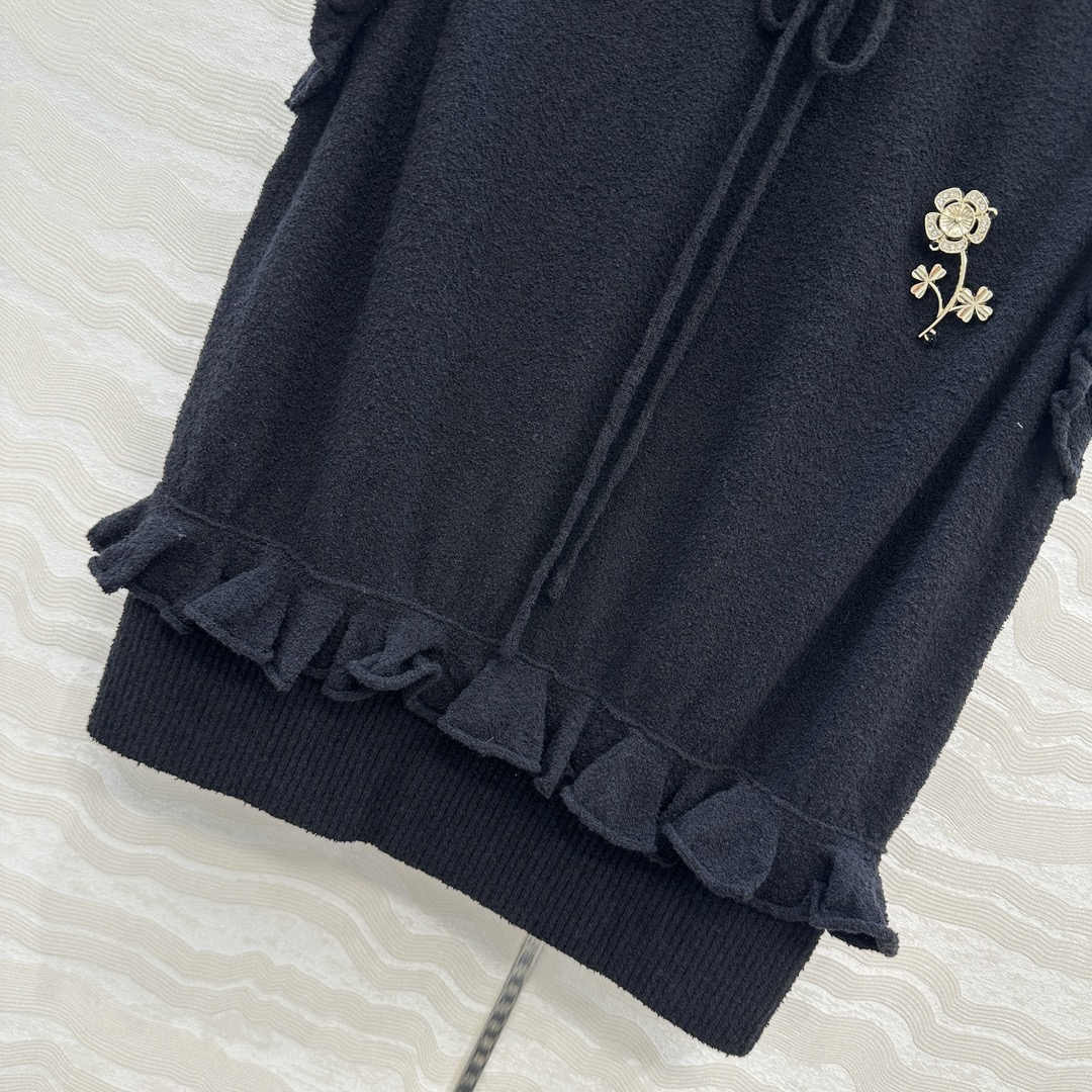 独家首发❤️高端原单品质，Coco25a手工坊系列！荷叶小花边针织背心，进口棉麻纱线质感细腻柔软。配送山