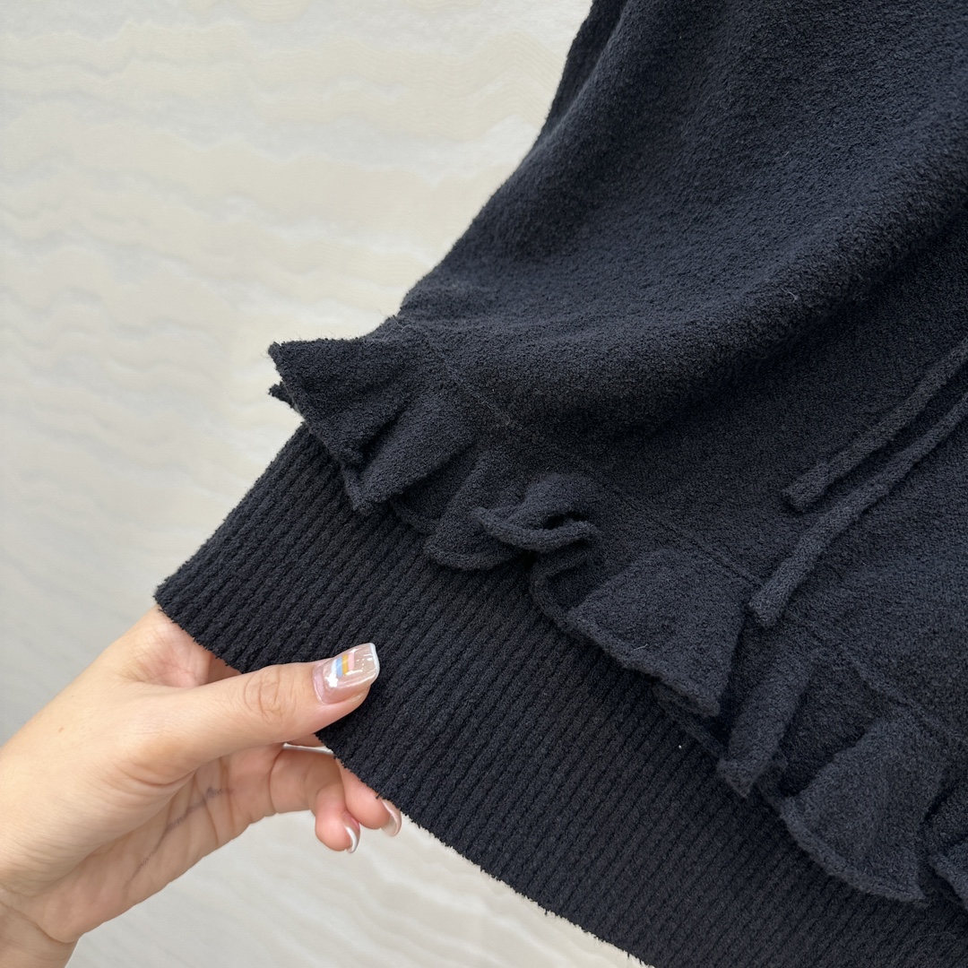 独家首发❤️高端原单品质，Coco25a手工坊系列！荷叶小花边针织背心，进口棉麻纱线质感细腻柔软。配送山