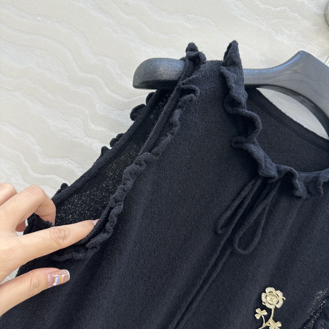 独家首发❤️高端原单品质，Coco25a手工坊系列！荷叶小花边针织背心，进口棉麻纱线质感细腻柔软。配送山