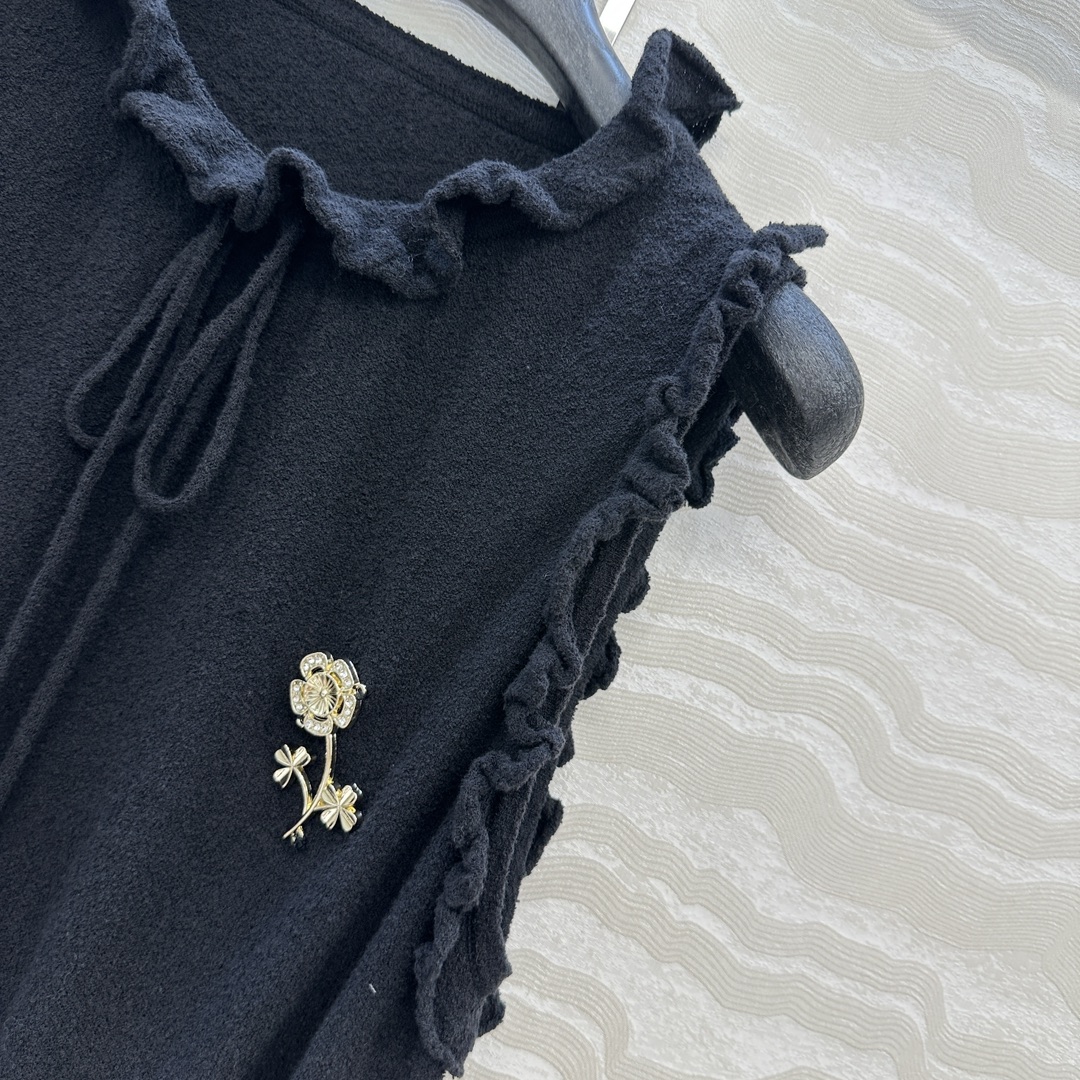 独家首发❤️高端原单品质，Coco25a手工坊系列！荷叶小花边针织背心，进口棉麻纱线质感细腻柔软。配送山