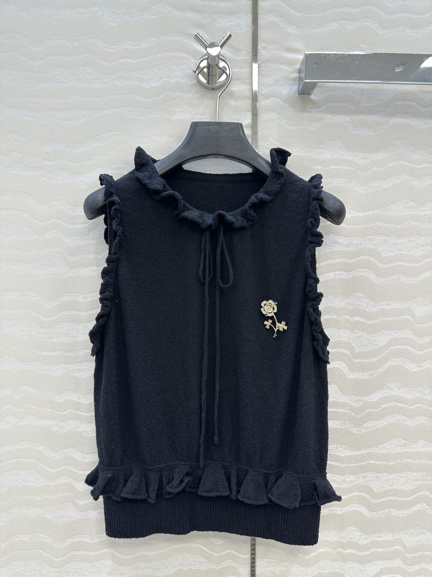 独家首发❤️高端原单品质，Coco25a手工坊系列！荷叶小花边针织背心，进口棉麻纱线质感细腻柔软。配送山