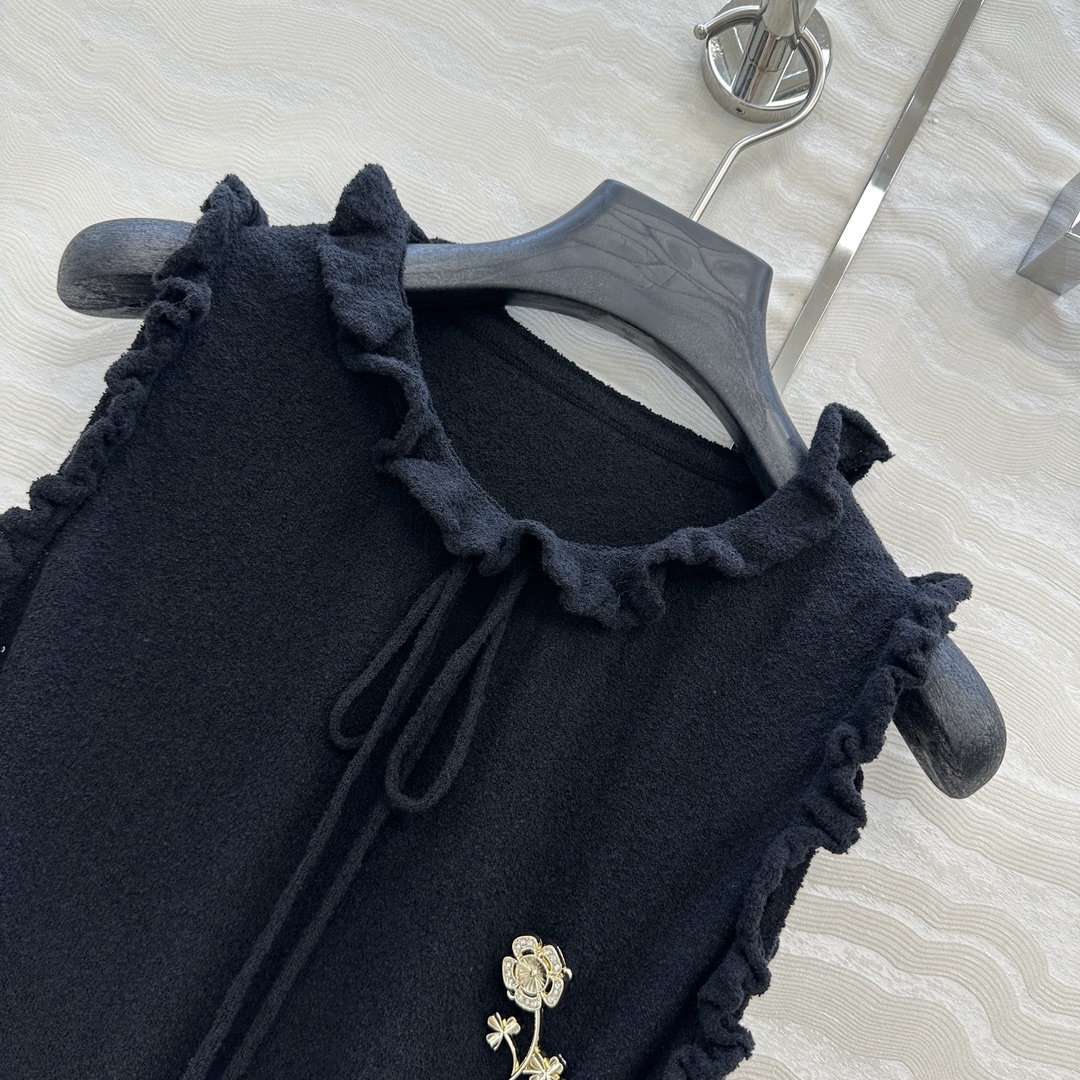 独家首发❤️高端原单品质，Coco25a手工坊系列！荷叶小花边针织背心，进口棉麻纱线质感细腻柔软。配送山