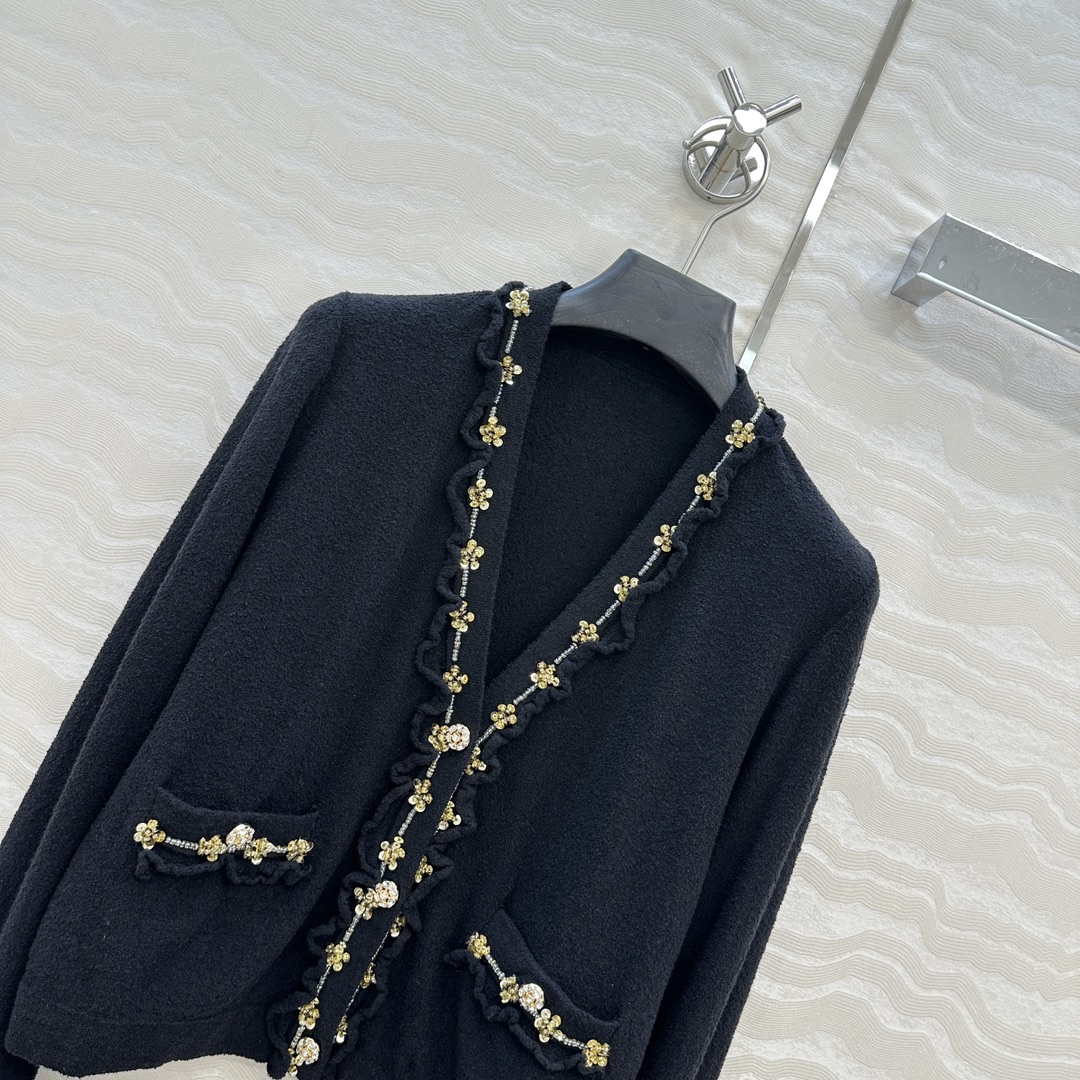 独家首发❤️高端原单品质，Coco25a手工坊系列！荷叶小花边针织V领小开衫，进口棉麻纱线质感细腻柔软。