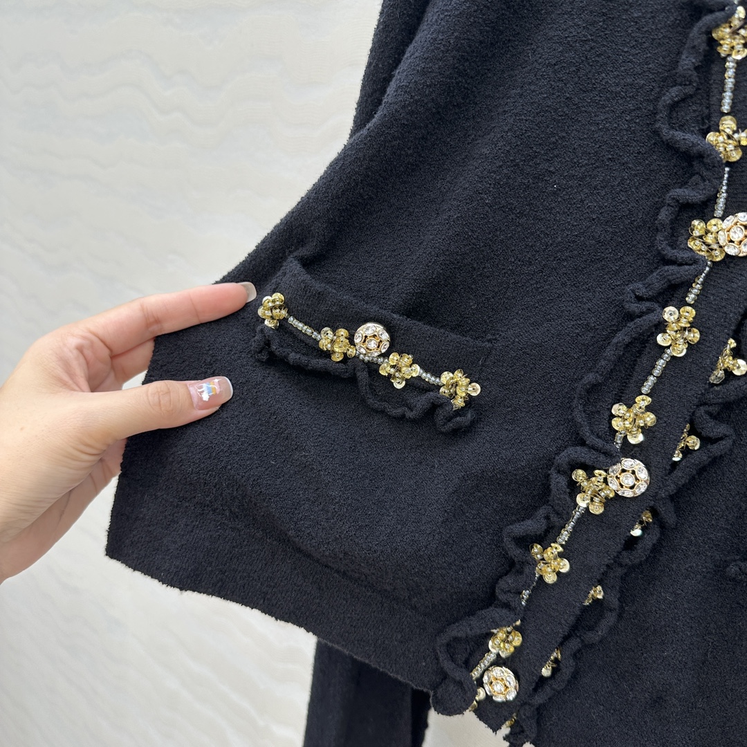 独家首发❤️高端原单品质，Coco25a手工坊系列！荷叶小花边针织V领小开衫，进口棉麻纱线质感细腻柔软。