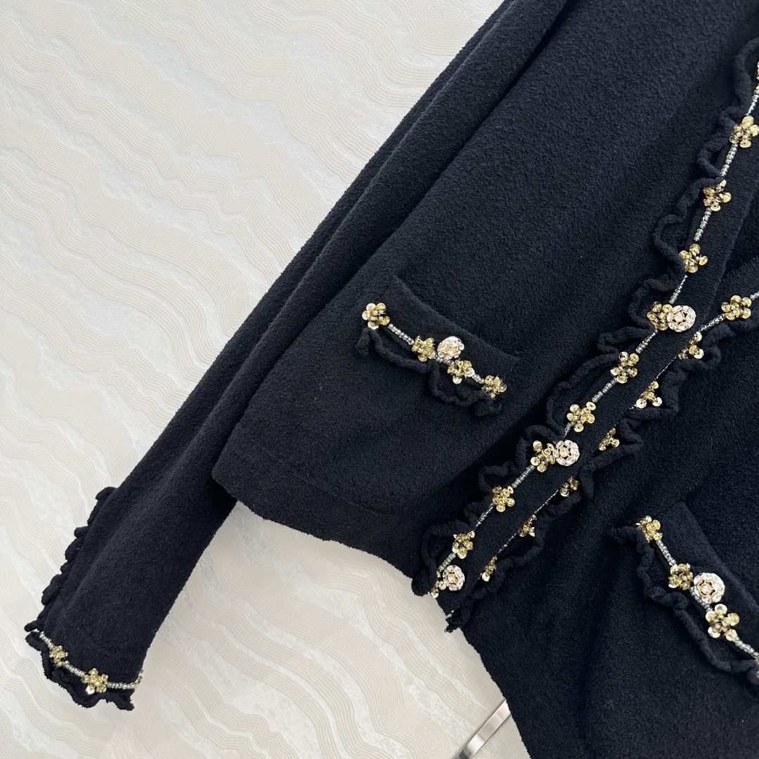 独家首发❤️高端原单品质，Coco25a手工坊系列！荷叶小花边针织V领小开衫，进口棉麻纱线质感细腻柔软。