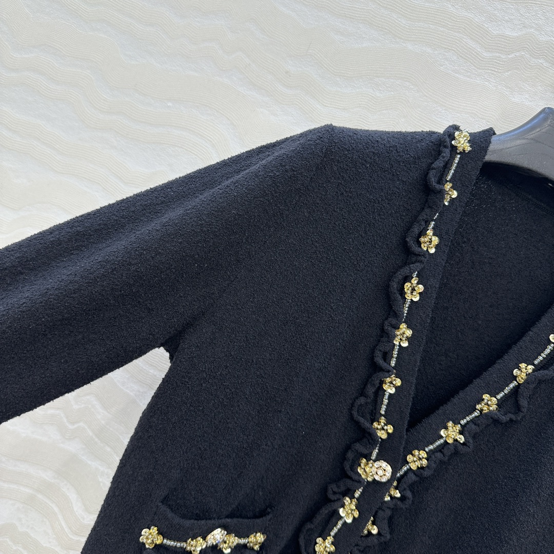 独家首发❤️高端原单品质，Coco25a手工坊系列！荷叶小花边针织V领小开衫，进口棉麻纱线质感细腻柔软。