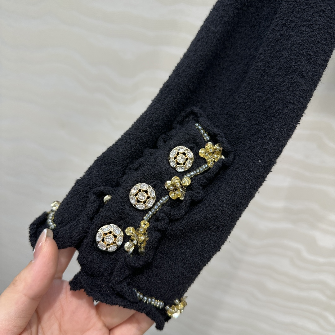 独家首发❤️高端原单品质，Coco25a手工坊系列！荷叶小花边针织V领小开衫，进口棉麻纱线质感细腻柔软。