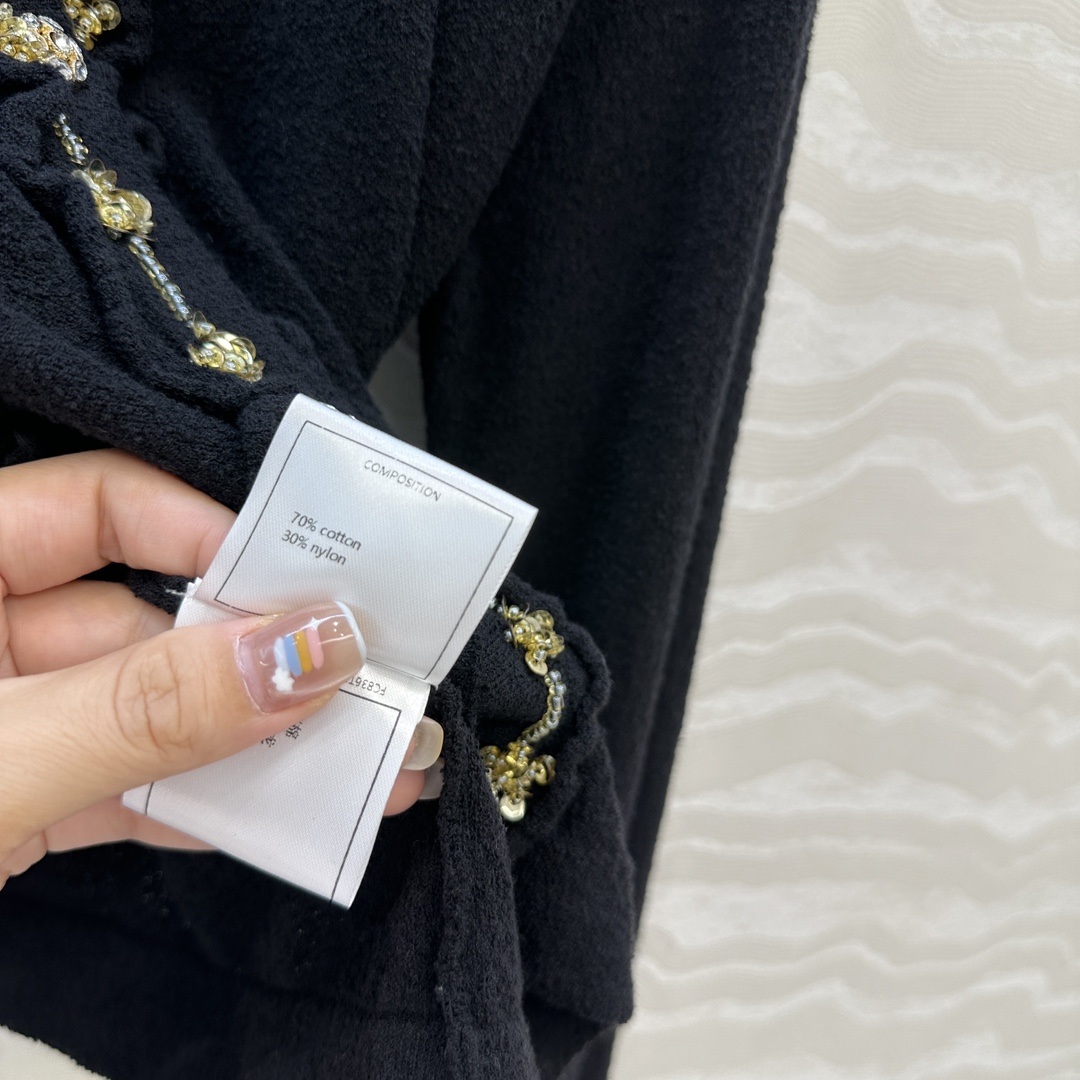 独家首发❤️高端原单品质，Coco25a手工坊系列！荷叶小花边针织V领小开衫，进口棉麻纱线质感细腻柔软。