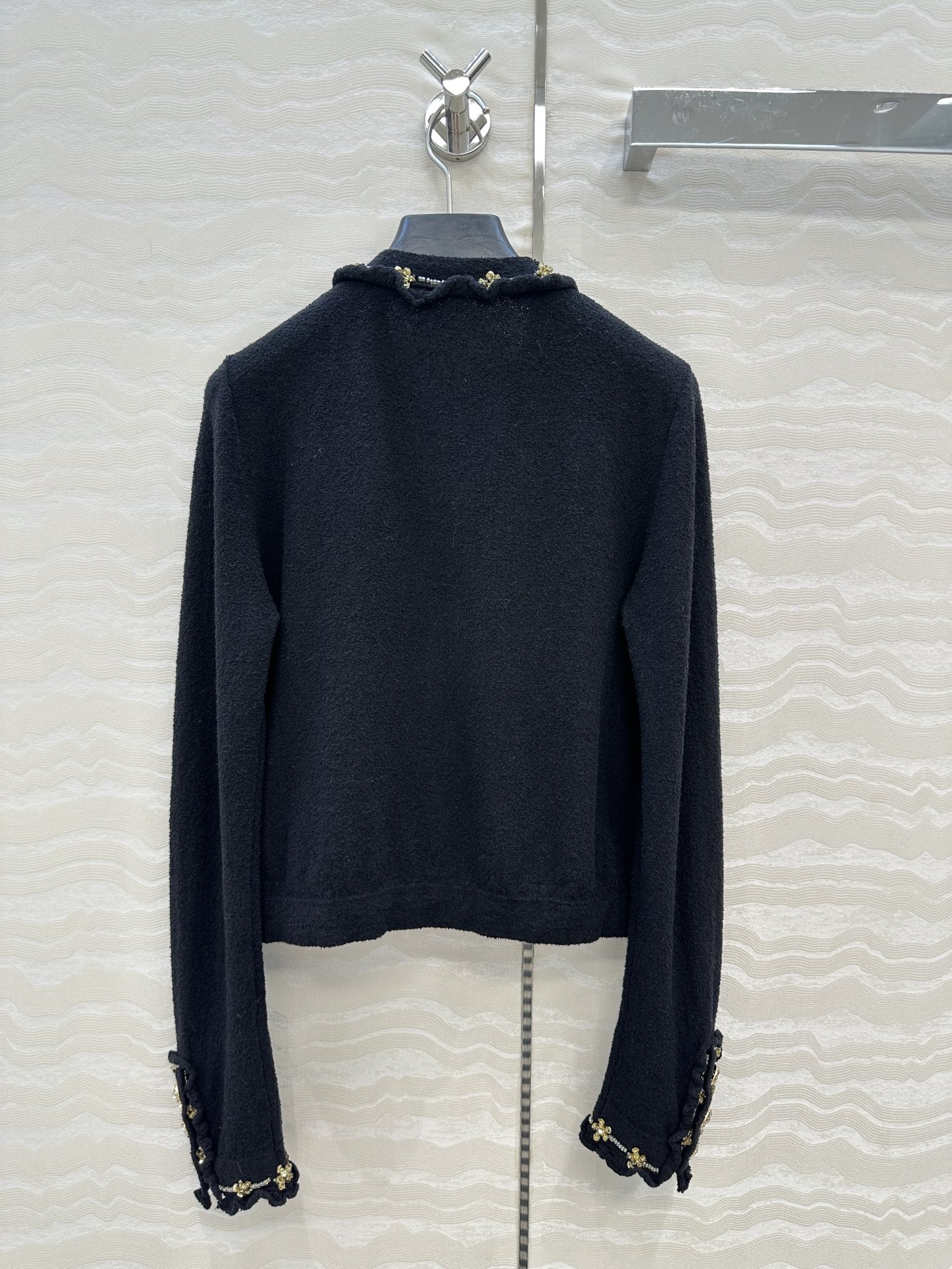 独家首发❤️高端原单品质，Coco25a手工坊系列！荷叶小花边针织V领小开衫，进口棉麻纱线质感细腻柔软。