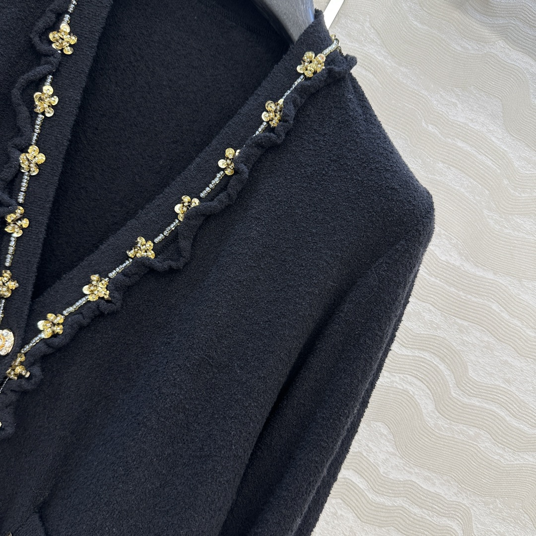 独家首发❤️高端原单品质，Coco25a手工坊系列！荷叶小花边针织V领小开衫，进口棉麻纱线质感细腻柔软。