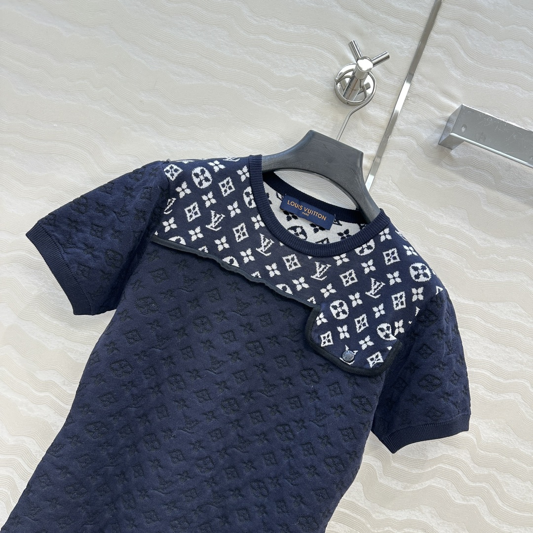 独家首发❤️原单品质！25s春夏 度假新品针织短袖上衣。定制海军蓝MONOGRAM提花撞色。18针徳国机