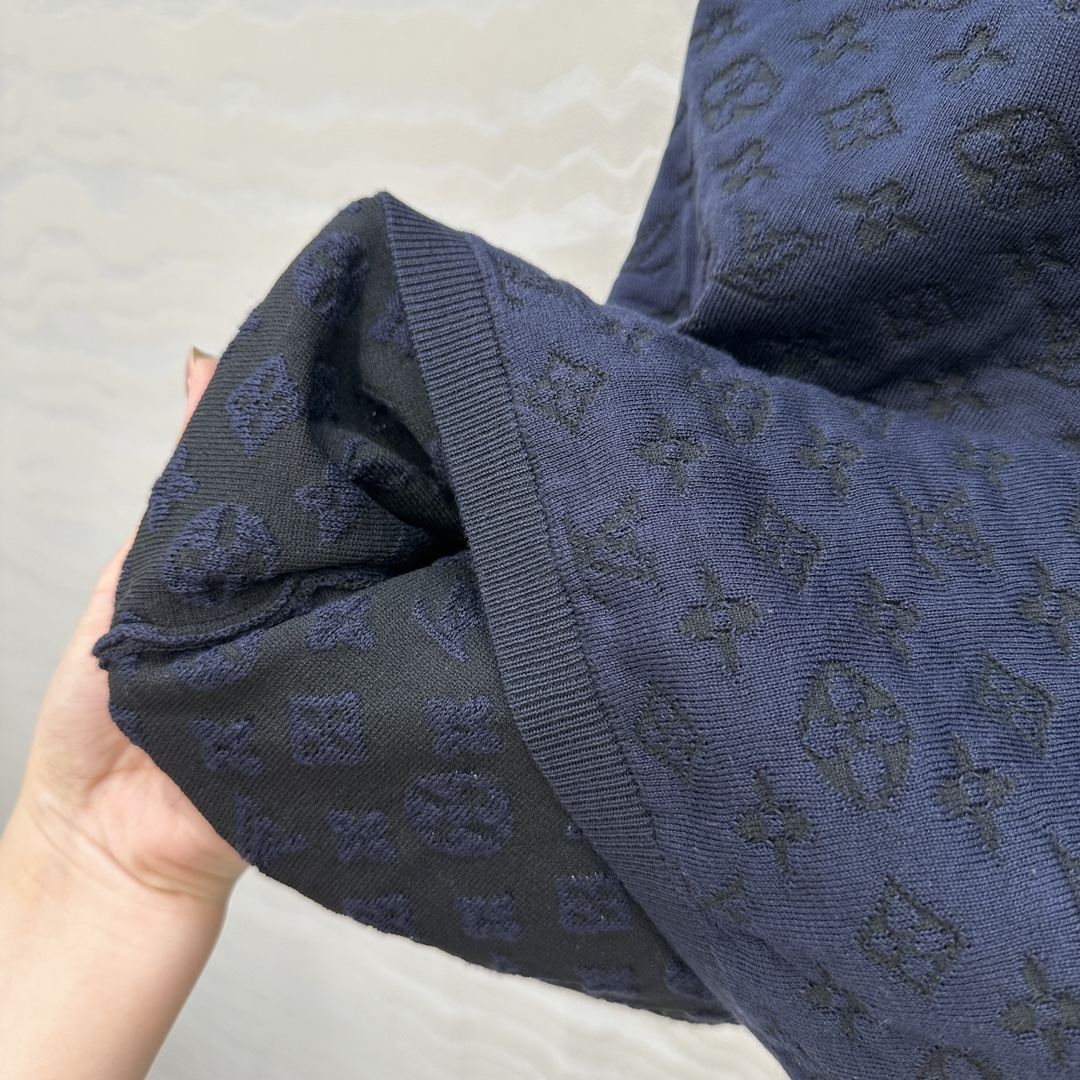 独家首发❤️原单品质！25s春夏 度假新品针织短袖上衣。定制海军蓝MONOGRAM提花撞色。18针徳国机