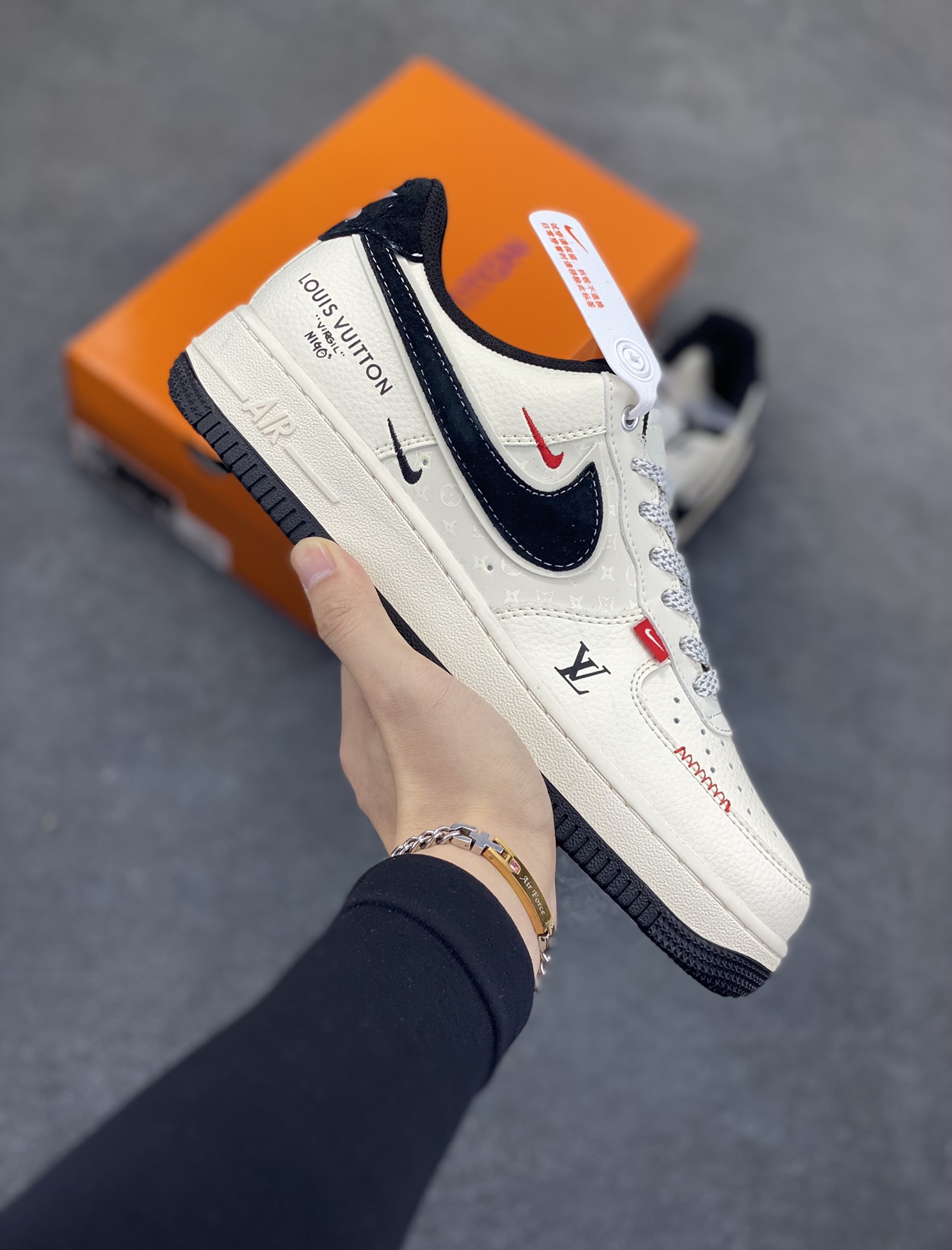 NIke Air Force 1 \'07 Low “LV联名——米黑勾红标”空军一号 低帮 运动鞋 休闲鞋 折边针车 工艺难度大 原楦头原纸板 原装鞋盒 定制五金配件 内置全掌气垫 原厂鞋底 货号：YX5066-348 尺码：36 36.5 37.5 38 38.5 39 40 40.5 41 42 42.5 43 44 44.5 45-选品中心