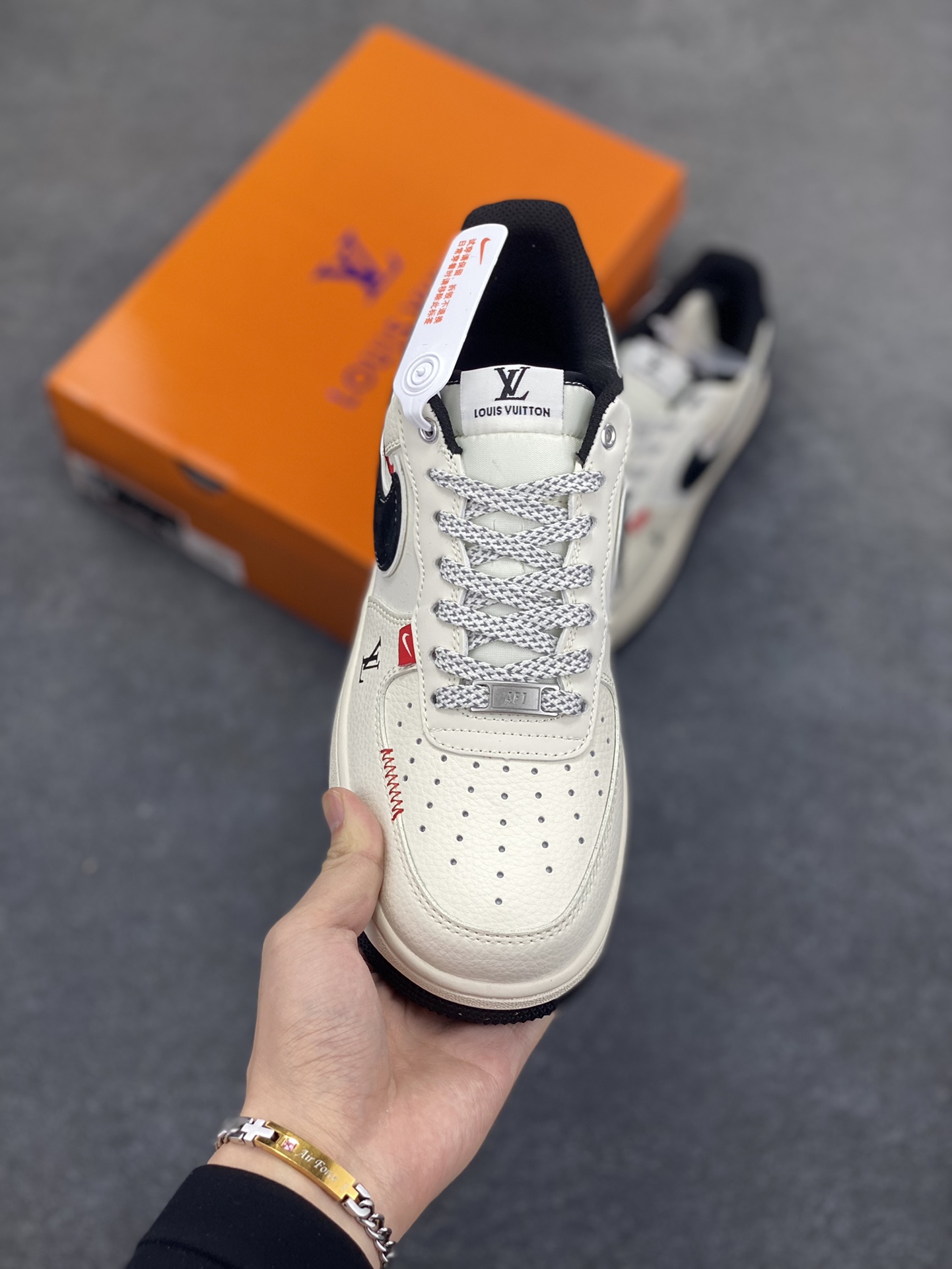 图片[2]-NIke Air Force 1 \’07 Low “LV联名——米黑勾红标”空军一号 低帮 运动鞋 休闲鞋 折边针车 工艺难度大 原楦头原纸板 原装鞋盒 定制五金配件 内置全掌气垫 原厂鞋底 货号：YX5066-348 尺码：36 36.5 37.5 38 38.5 39 40 40.5 41 42 42.5 43 44 44.5 45-选品中心