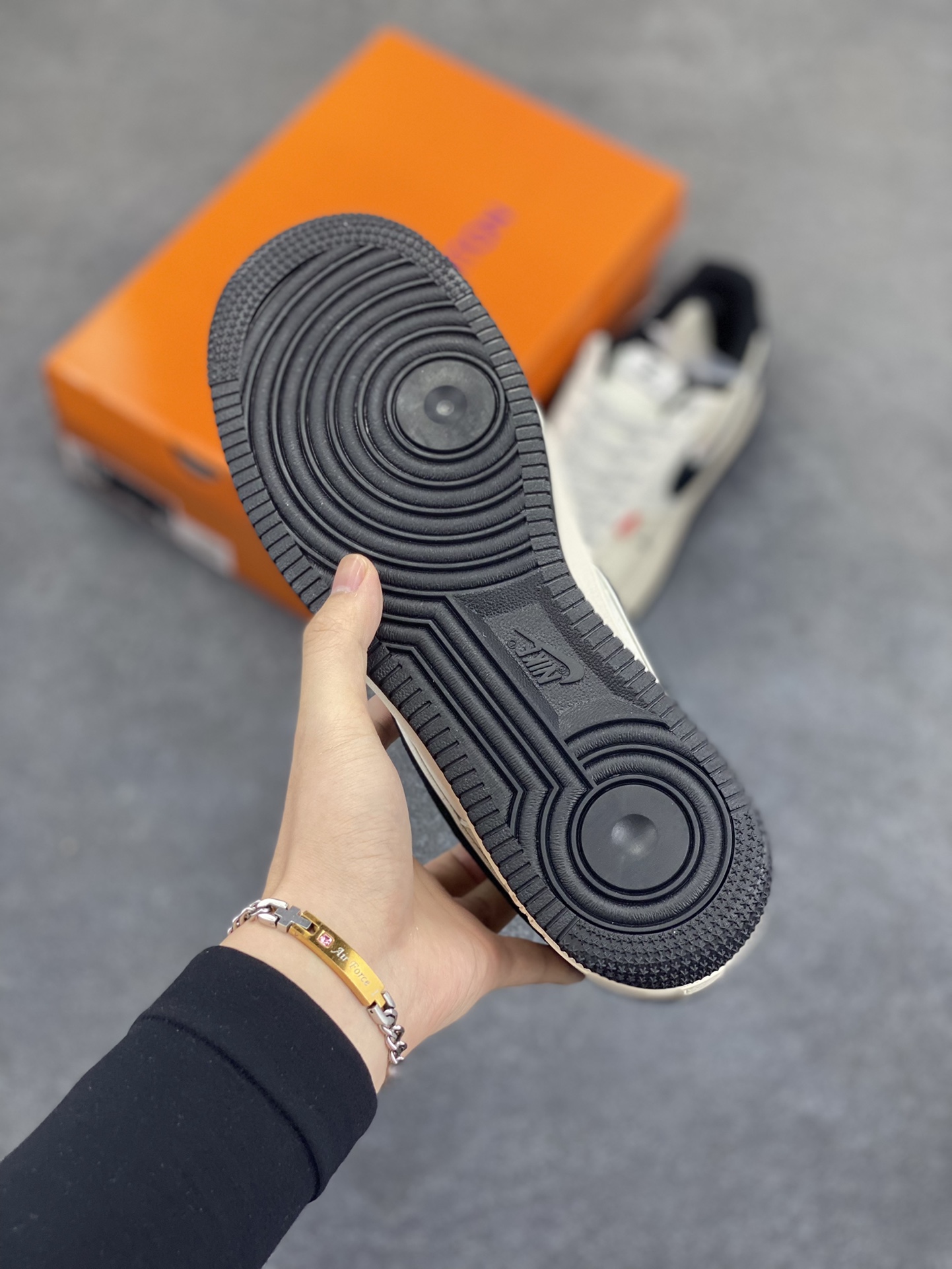 图片[5]-NIke Air Force 1 \’07 Low “LV联名——米黑勾红标”空军一号 低帮 运动鞋 休闲鞋 折边针车 工艺难度大 原楦头原纸板 原装鞋盒 定制五金配件 内置全掌气垫 原厂鞋底 货号：YX5066-348 尺码：36 36.5 37.5 38 38.5 39 40 40.5 41 42 42.5 43 44 44.5 45-选品中心