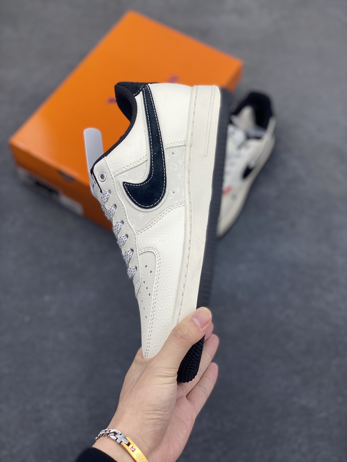图片[3]-NIke Air Force 1 \’07 Low “LV联名——米黑勾红标”空军一号 低帮 运动鞋 休闲鞋 折边针车 工艺难度大 原楦头原纸板 原装鞋盒 定制五金配件 内置全掌气垫 原厂鞋底 货号：YX5066-348 尺码：36 36.5 37.5 38 38.5 39 40 40.5 41 42 42.5 43 44 44.5 45-选品中心