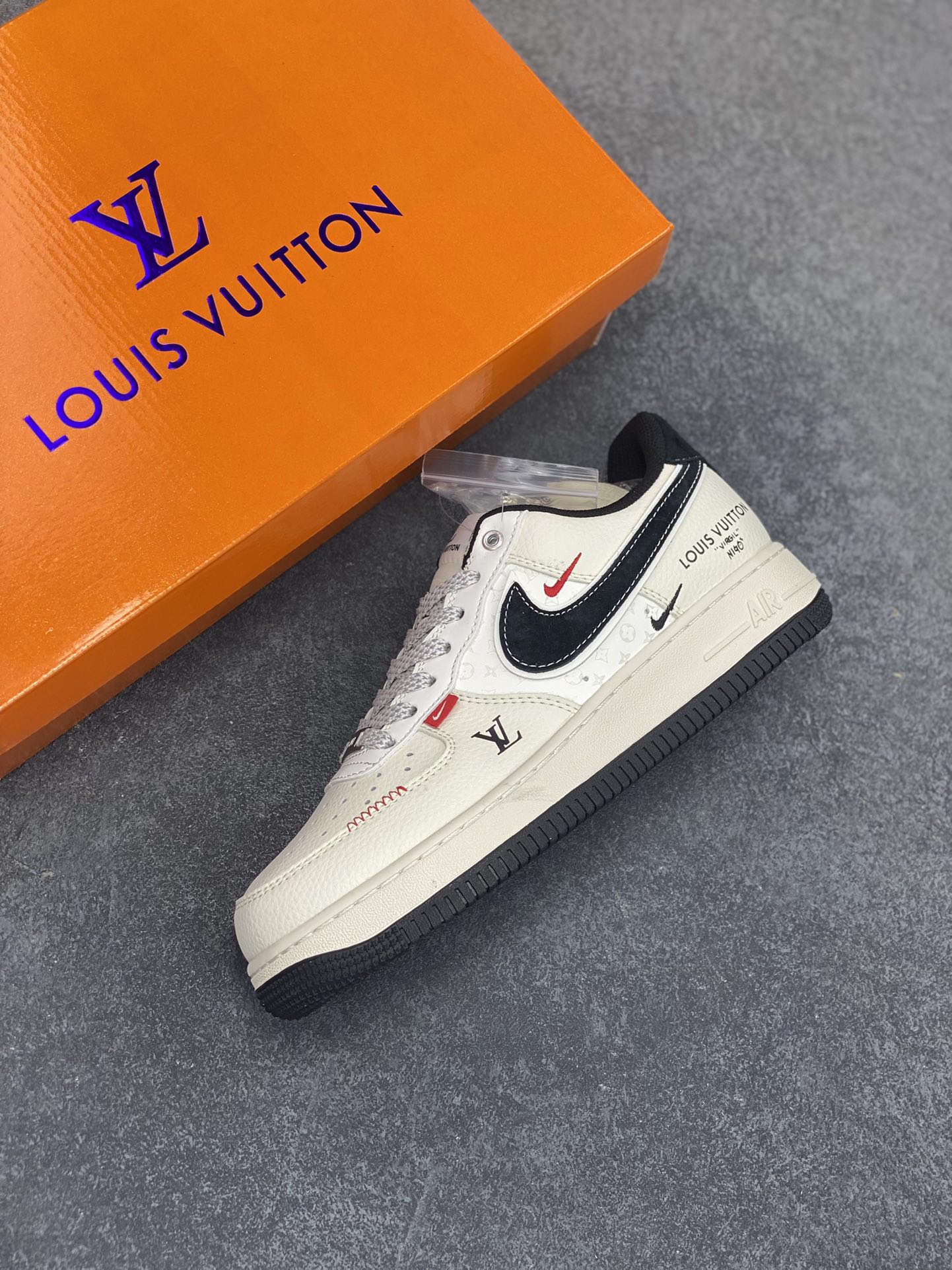 图片[7]-NIke Air Force 1 \’07 Low “LV联名——米黑勾红标”空军一号 低帮 运动鞋 休闲鞋 折边针车 工艺难度大 原楦头原纸板 原装鞋盒 定制五金配件 内置全掌气垫 原厂鞋底 货号：YX5066-348 尺码：36 36.5 37.5 38 38.5 39 40 40.5 41 42 42.5 43 44 44.5 45-选品中心