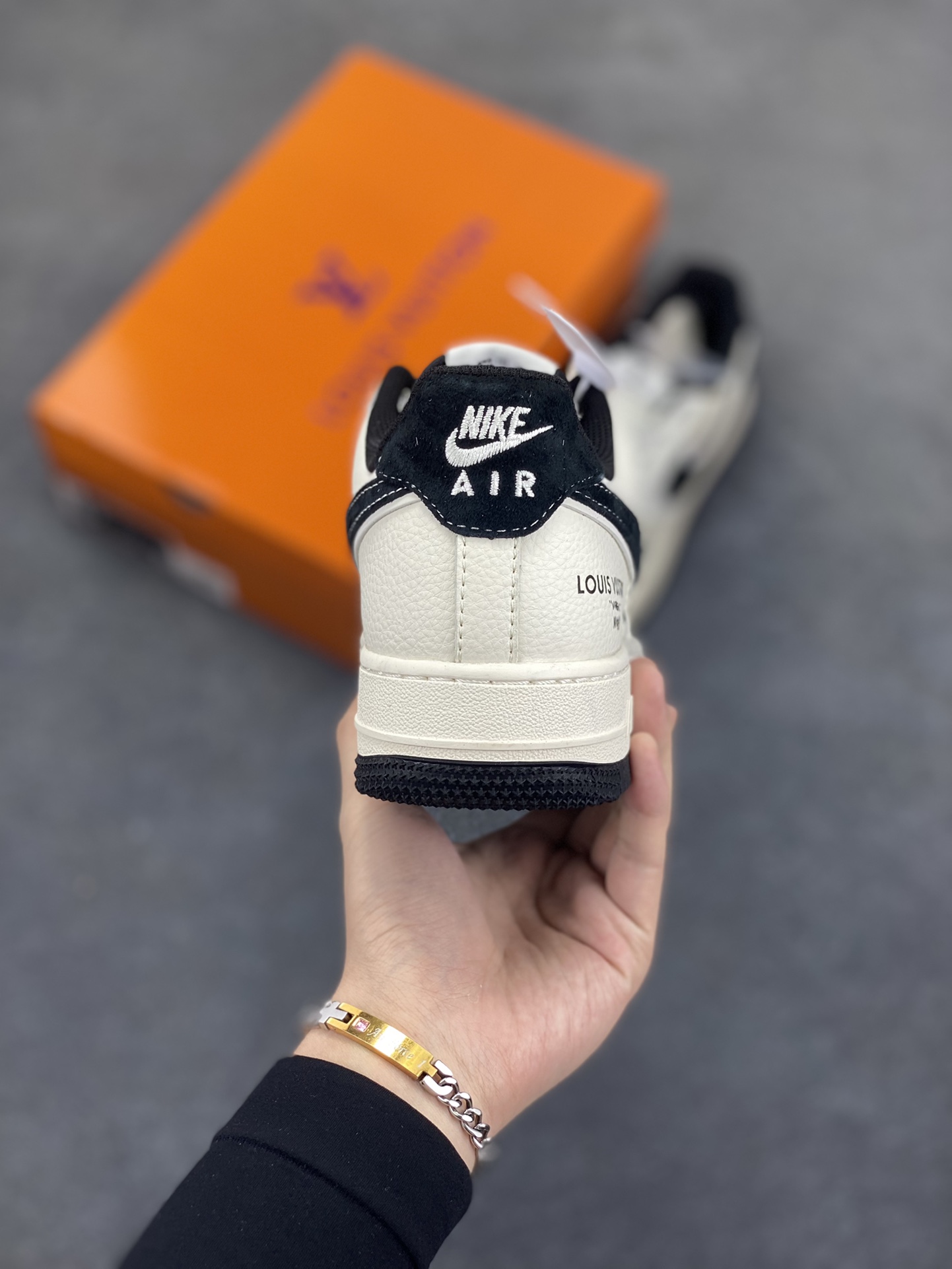 图片[4]-NIke Air Force 1 \’07 Low “LV联名——米黑勾红标”空军一号 低帮 运动鞋 休闲鞋 折边针车 工艺难度大 原楦头原纸板 原装鞋盒 定制五金配件 内置全掌气垫 原厂鞋底 货号：YX5066-348 尺码：36 36.5 37.5 38 38.5 39 40 40.5 41 42 42.5 43 44 44.5 45-选品中心