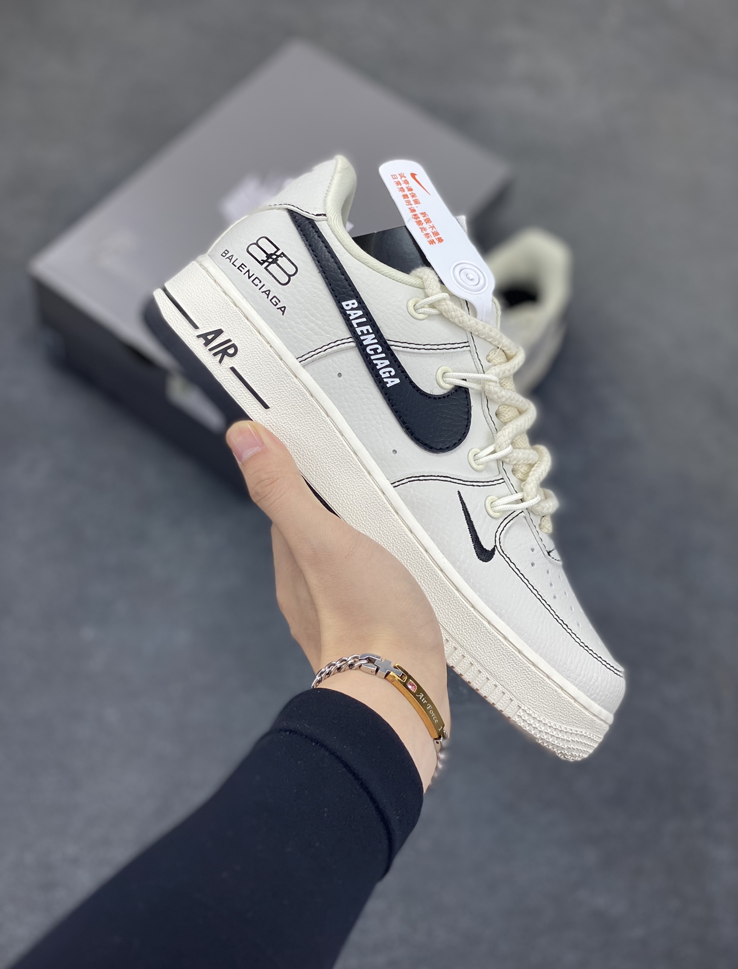 高端定制Nike Air Force 1 \'07 Low 巴黎世家联名--- 白黑印花绑带 高端定制 低帮休闲板鞋 定制鞋盒 大厂纯原品质出货 超高清洁度 皮料切割干净无任何毛边 细节完美 货号：AM1588-019 尺码：36 36.5 37.5 38 38.5 39 40 40.5 41 42 42.5 43 44 44.5 45-选品中心