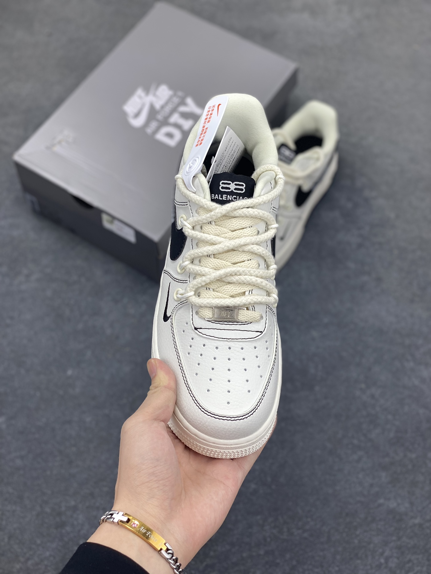 图片[2]-高端定制Nike Air Force 1 \’07 Low 巴黎世家联名— 白黑印花绑带 高端定制 低帮休闲板鞋 定制鞋盒 大厂纯原品质出货 超高清洁度 皮料切割干净无任何毛边 细节完美 货号：AM1588-019 尺码：36 36.5 37.5 38 38.5 39 40 40.5 41 42 42.5 43 44 44.5 45-选品中心