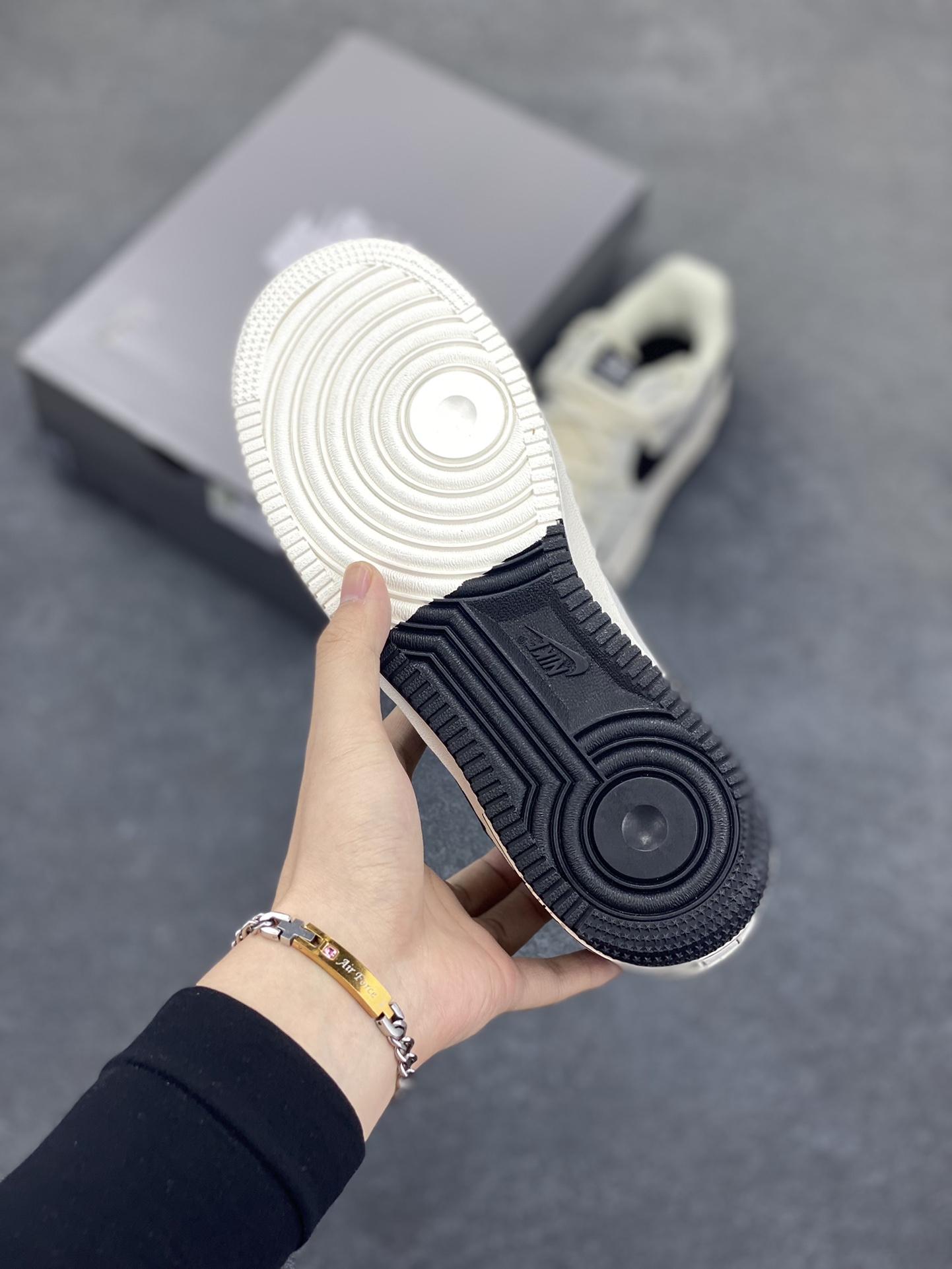 图片[5]-高端定制Nike Air Force 1 \’07 Low 巴黎世家联名— 白黑印花绑带 高端定制 低帮休闲板鞋 定制鞋盒 大厂纯原品质出货 超高清洁度 皮料切割干净无任何毛边 细节完美 货号：AM1588-019 尺码：36 36.5 37.5 38 38.5 39 40 40.5 41 42 42.5 43 44 44.5 45-选品中心