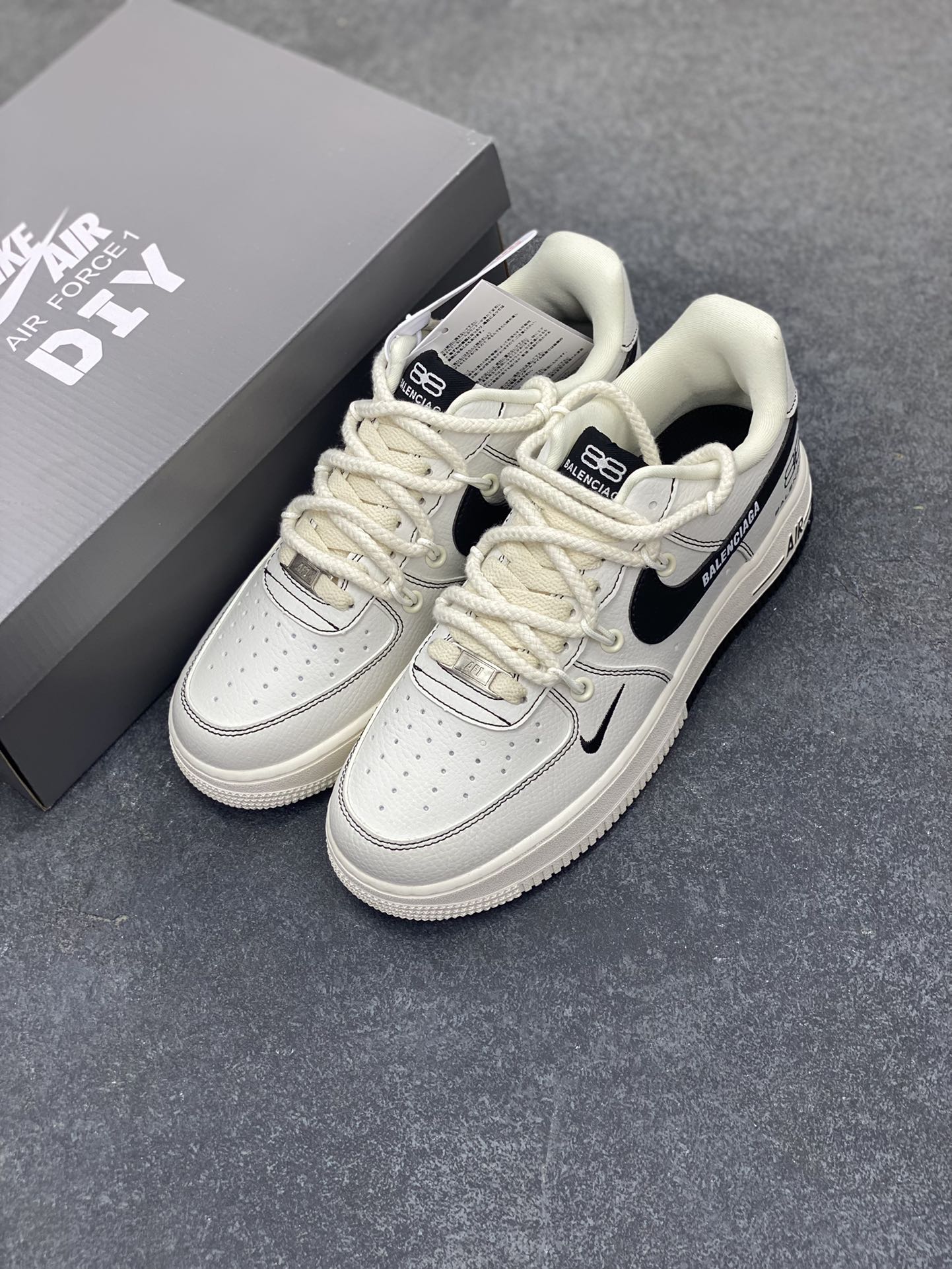 图片[8]-高端定制Nike Air Force 1 \’07 Low 巴黎世家联名— 白黑印花绑带 高端定制 低帮休闲板鞋 定制鞋盒 大厂纯原品质出货 超高清洁度 皮料切割干净无任何毛边 细节完美 货号：AM1588-019 尺码：36 36.5 37.5 38 38.5 39 40 40.5 41 42 42.5 43 44 44.5 45-选品中心