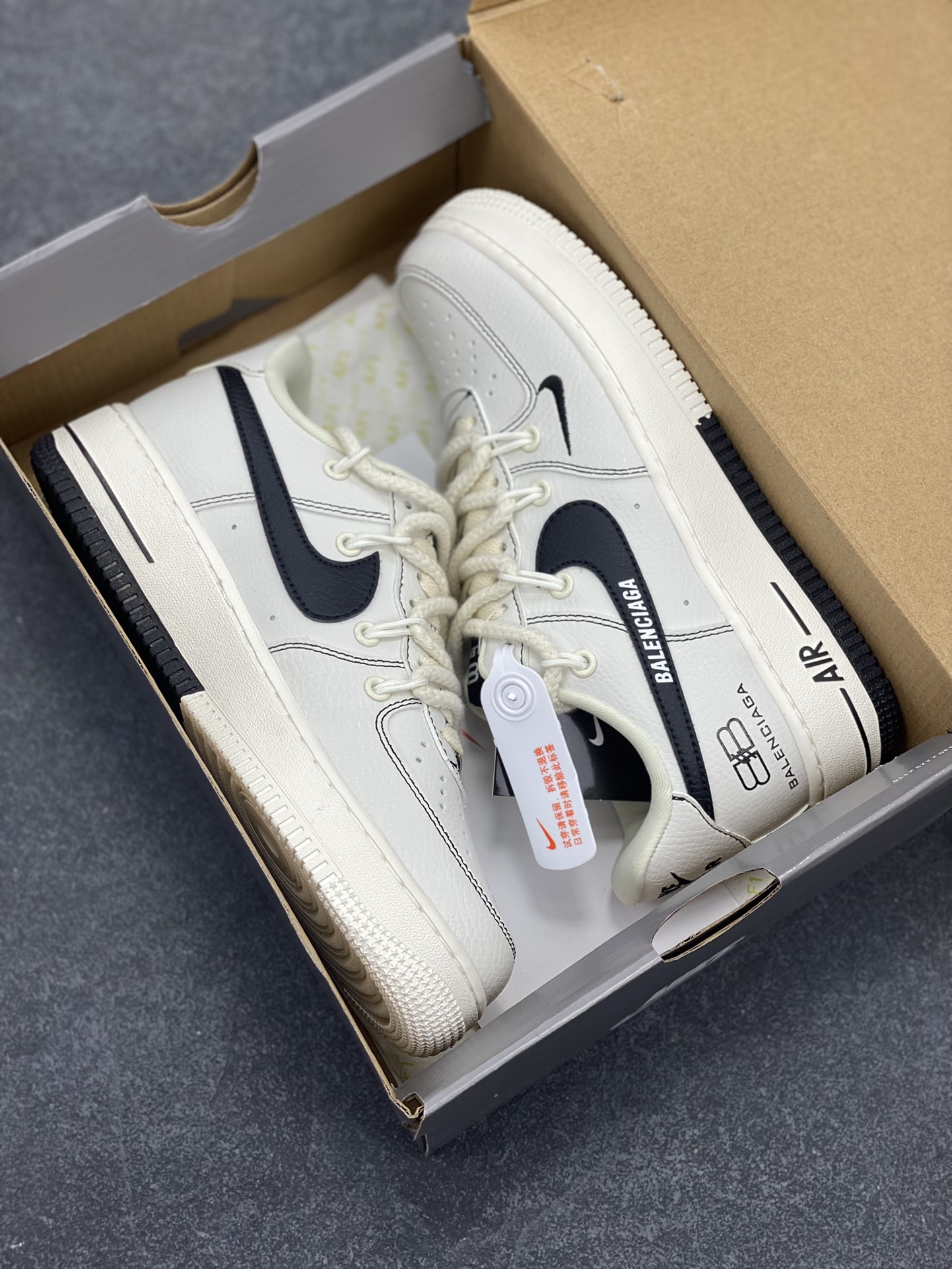 图片[9]-高端定制Nike Air Force 1 \’07 Low 巴黎世家联名— 白黑印花绑带 高端定制 低帮休闲板鞋 定制鞋盒 大厂纯原品质出货 超高清洁度 皮料切割干净无任何毛边 细节完美 货号：AM1588-019 尺码：36 36.5 37.5 38 38.5 39 40 40.5 41 42 42.5 43 44 44.5 45-选品中心