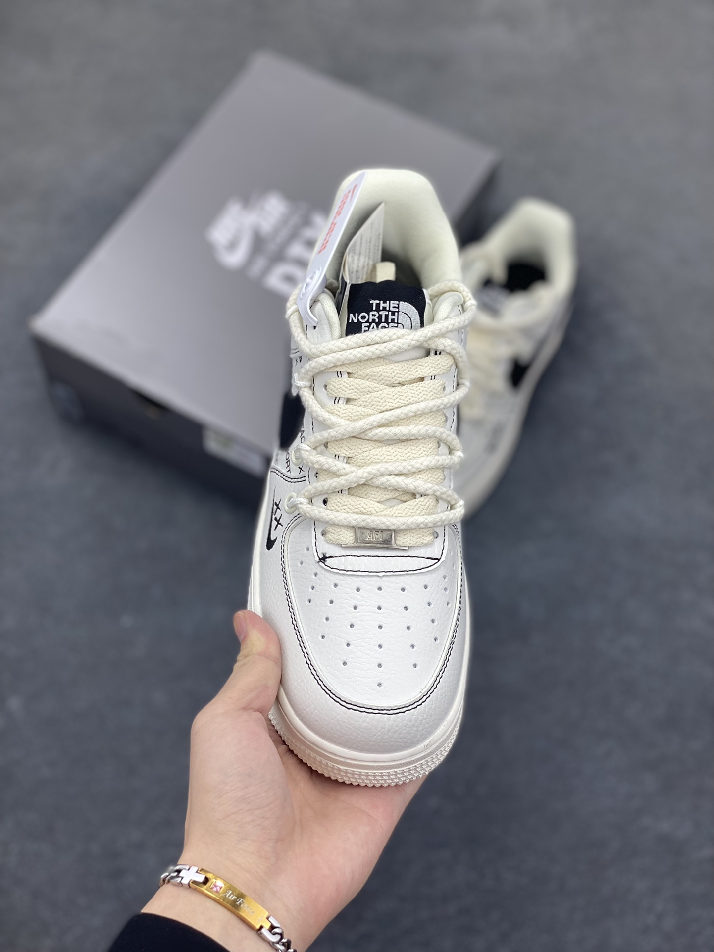 图片[2]-高端定制Nike Air Force 1 \’07 Low 北面联名— 白黑绑带 高端定制 低帮休闲板鞋 定制鞋盒 大厂纯原品质出货 超高清洁度 皮料切割干净无任何毛边 细节完美 货号：AM1588-012 尺码：36 36.5 37.5 38 38.5 39 40 40.5 41 42 42.5 43 44 44.5 45-选品中心