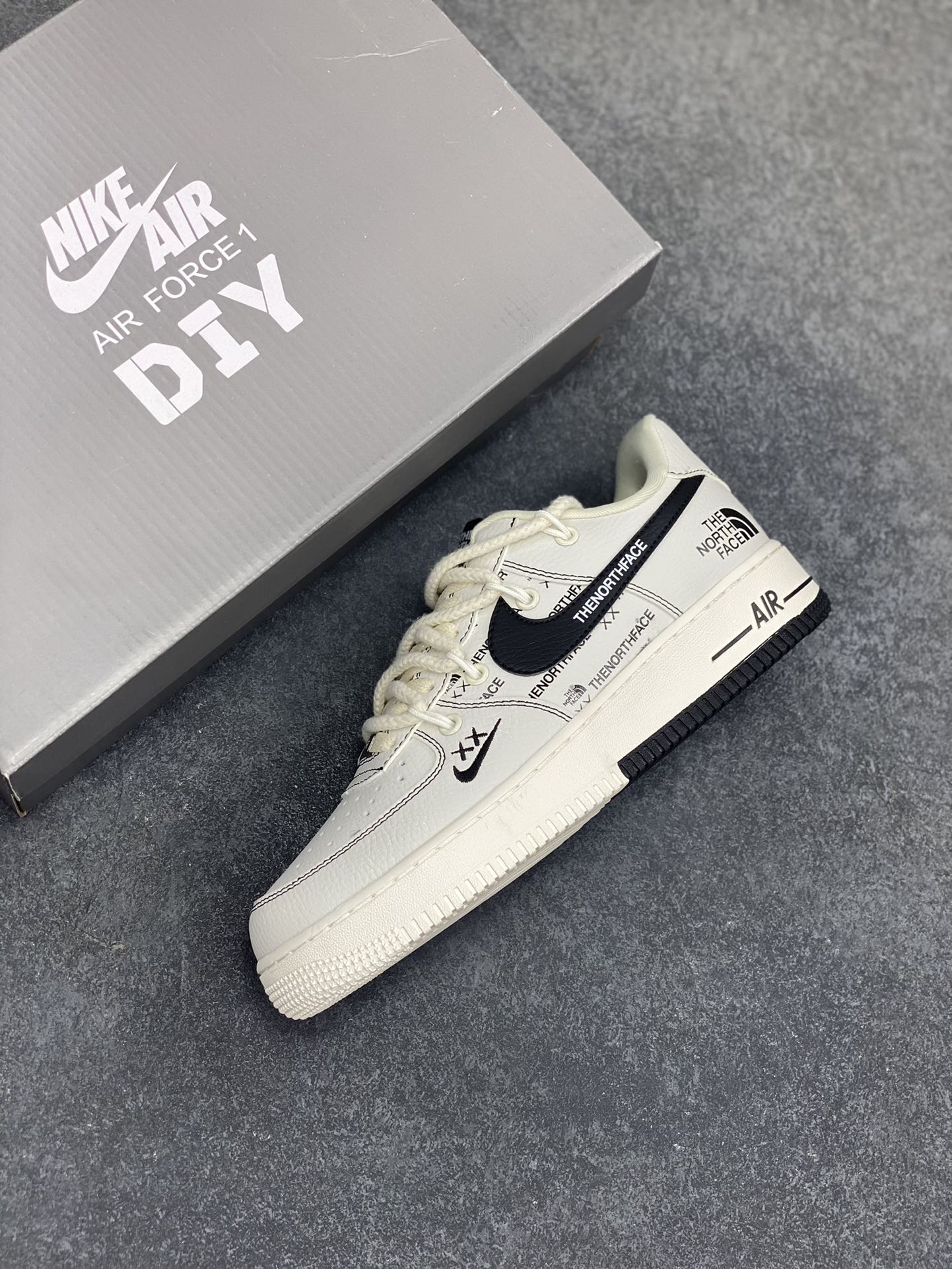 图片[7]-高端定制Nike Air Force 1 \’07 Low 北面联名— 白黑绑带 高端定制 低帮休闲板鞋 定制鞋盒 大厂纯原品质出货 超高清洁度 皮料切割干净无任何毛边 细节完美 货号：AM1588-012 尺码：36 36.5 37.5 38 38.5 39 40 40.5 41 42 42.5 43 44 44.5 45-选品中心