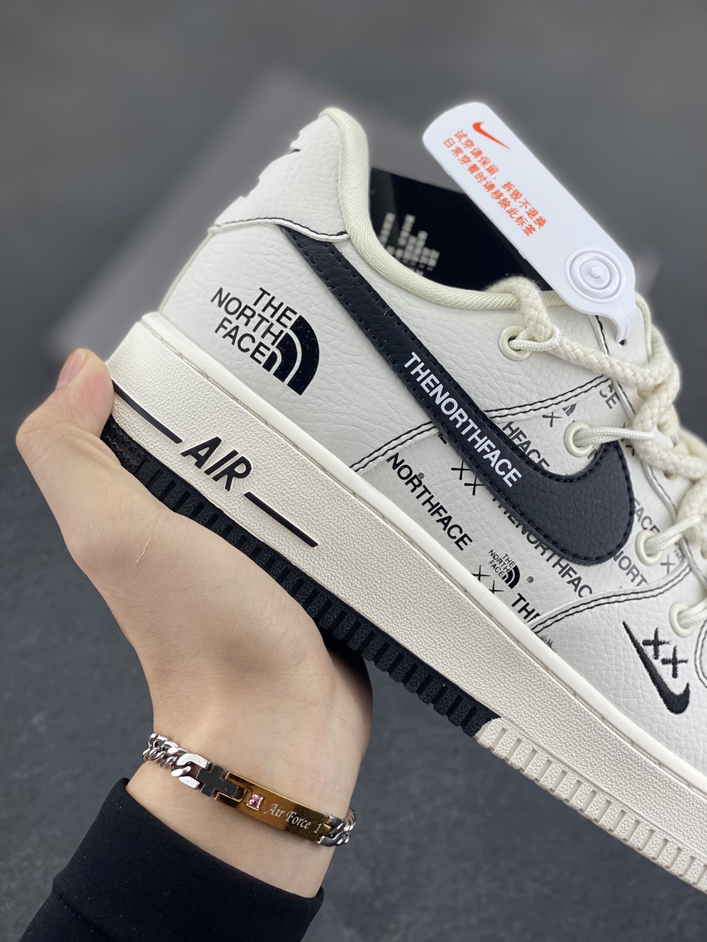 图片[6]-高端定制Nike Air Force 1 \’07 Low 北面联名— 白黑绑带 高端定制 低帮休闲板鞋 定制鞋盒 大厂纯原品质出货 超高清洁度 皮料切割干净无任何毛边 细节完美 货号：AM1588-012 尺码：36 36.5 37.5 38 38.5 39 40 40.5 41 42 42.5 43 44 44.5 45-选品中心